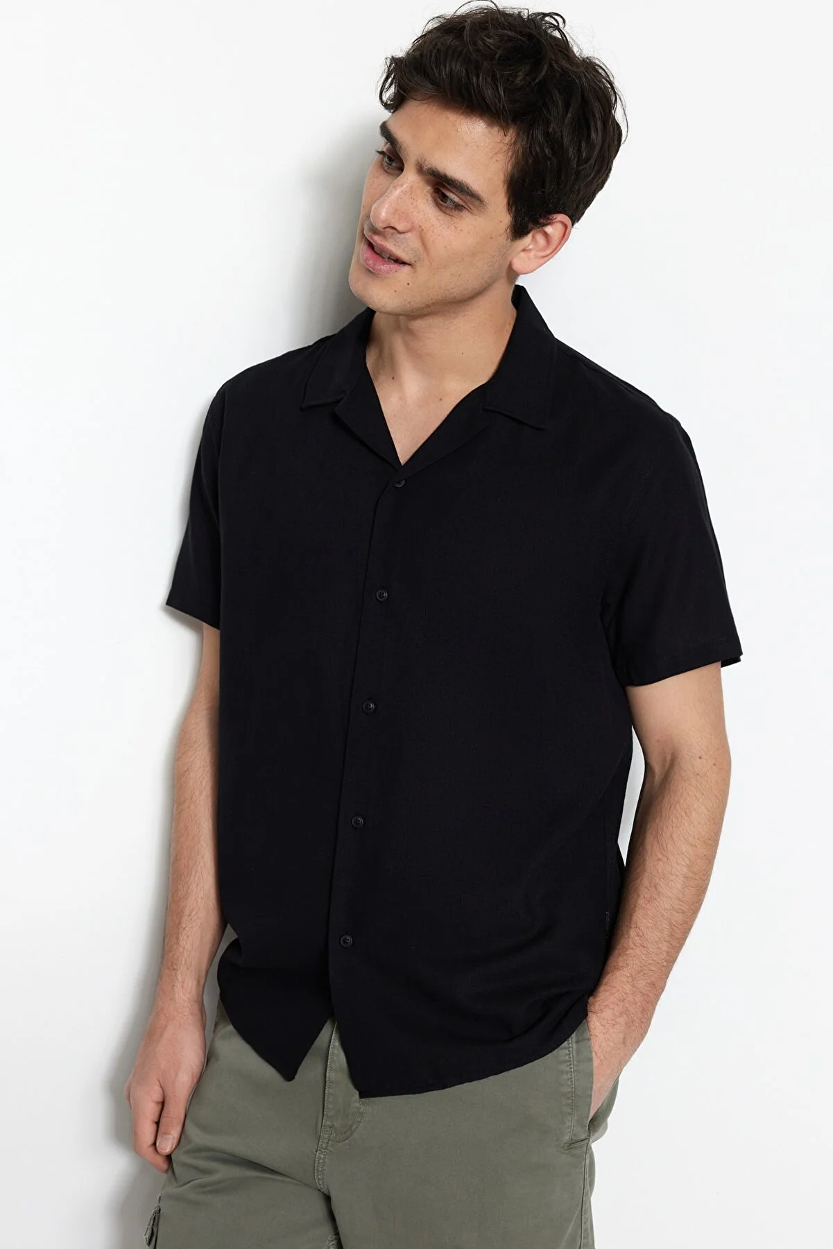 Trendyol Collection  Schwarzes Unisex-Kurzarmhemd mit entspannter Passform TMNSS23GO00064