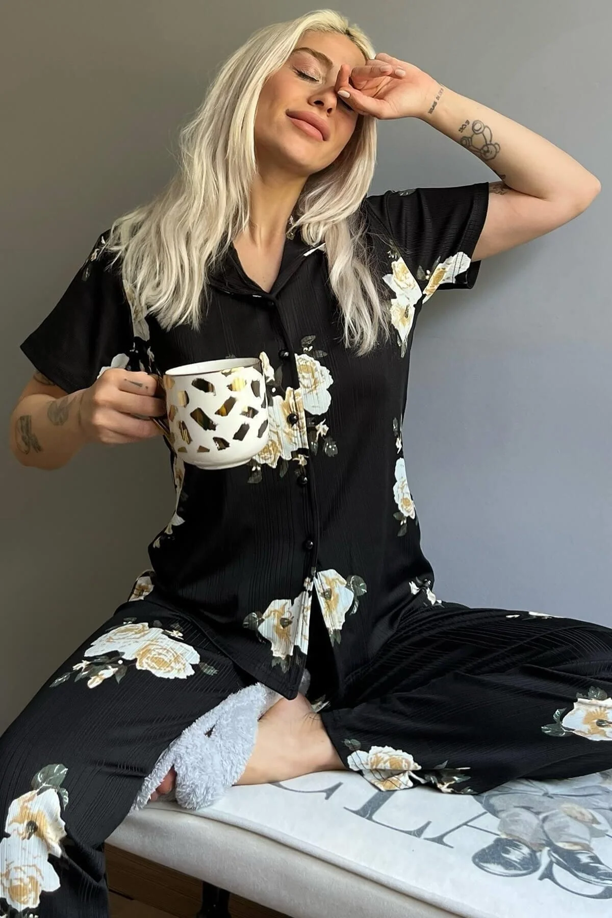 Pijamaevi  Kurzarm-Damenpyjama-Set mit Blumenmuster und gestrickter Vorderseite und Knöpfen