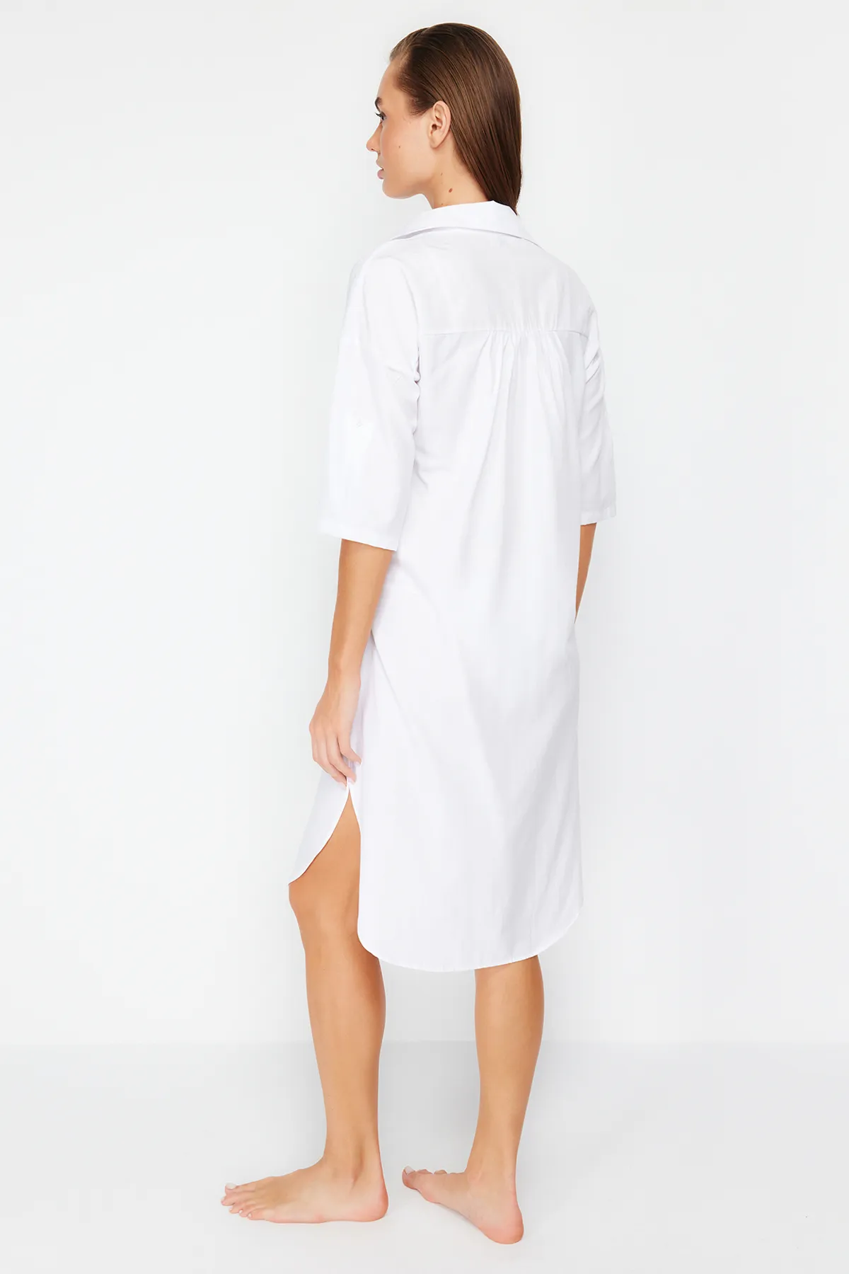 Trendyol Collection  Weißes Midi-Strandkleid mit gewebtem Schlitz TBESS21EL3847