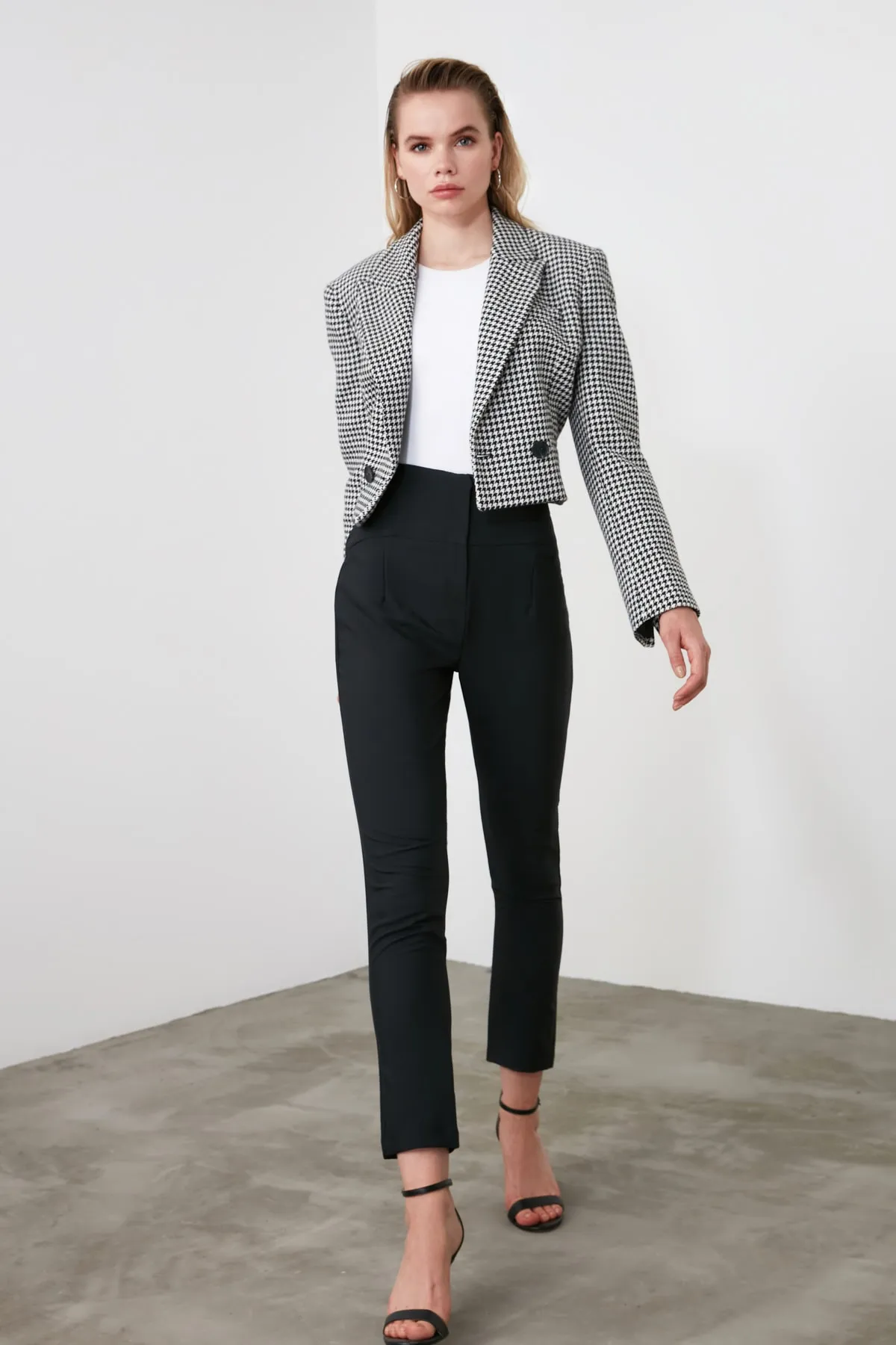 Trendyol Collection  Schwarze gewebte Zigarettenhose mit schmalem Bein und Ziernähten an der Taille TWOSS20PL0388