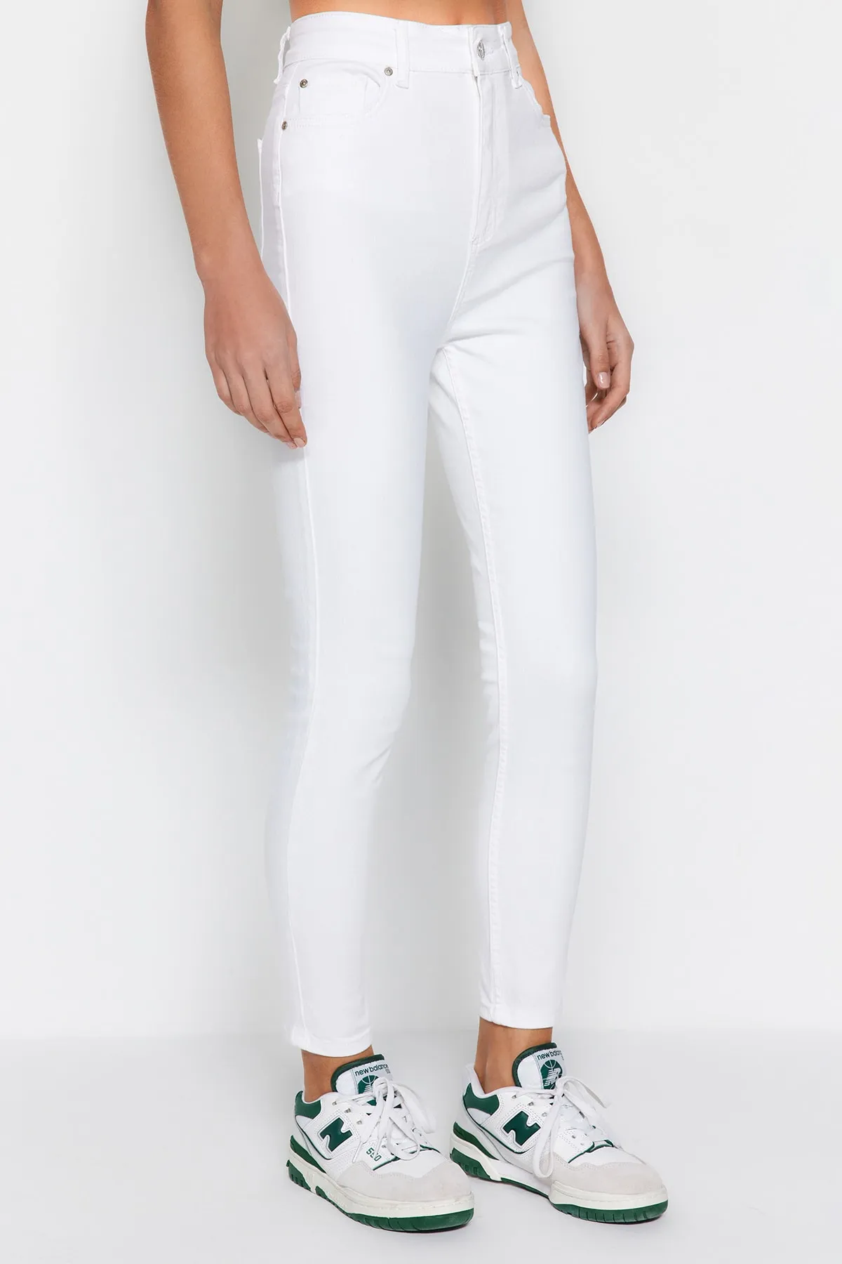 Trendyol Collection  Weiße Skinny-Jeans mit superhoher Taille TWOSS23JE00202