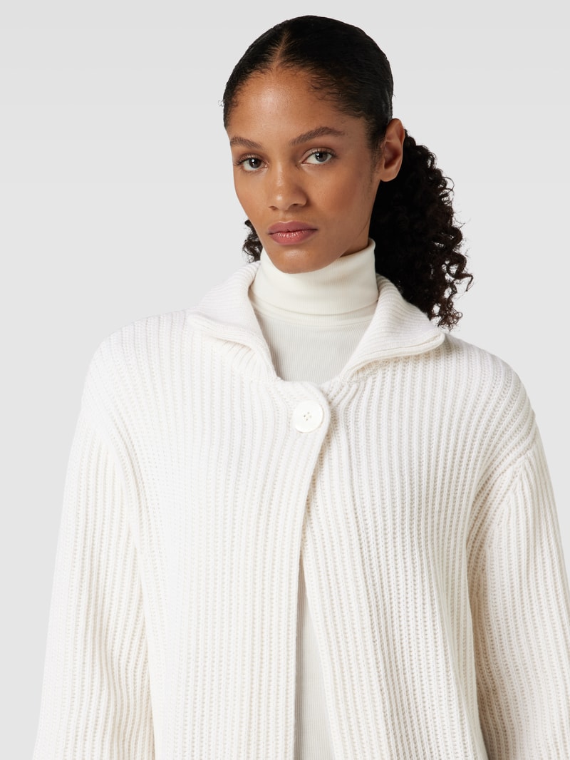 Strickjacke mit Knopfverschluss und Eingrifftaschen in offwhite