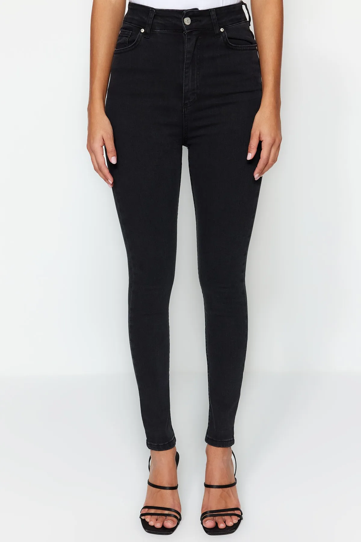 Trendyol Collection  Schwarze Skinny-Jeans mit normaler Taille TWOSS23JE00073