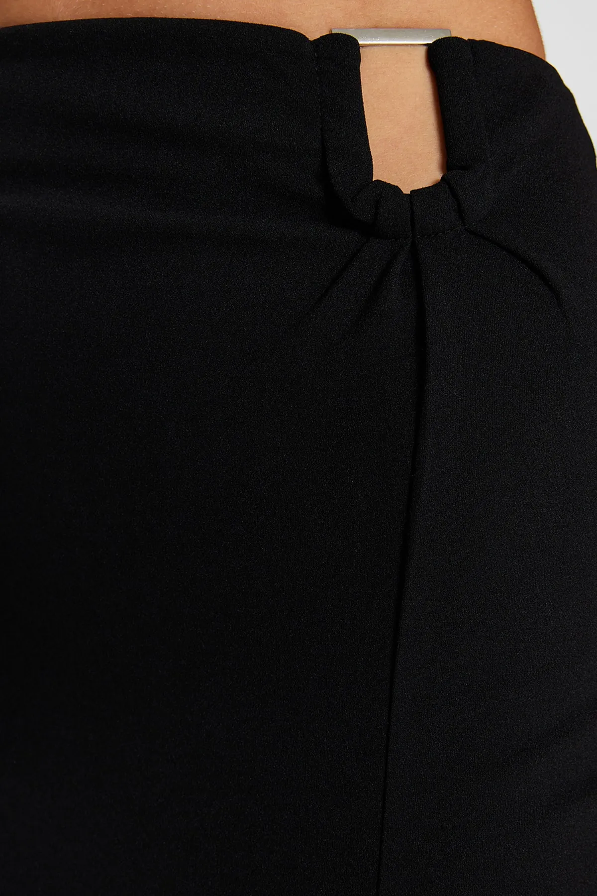 Trendyol Collection  Schwarzer Crêpe-Maxirock mit hoher Taille und Stretch-Strick, Schnalle, Schlitzdetail TWOAW24ET00054