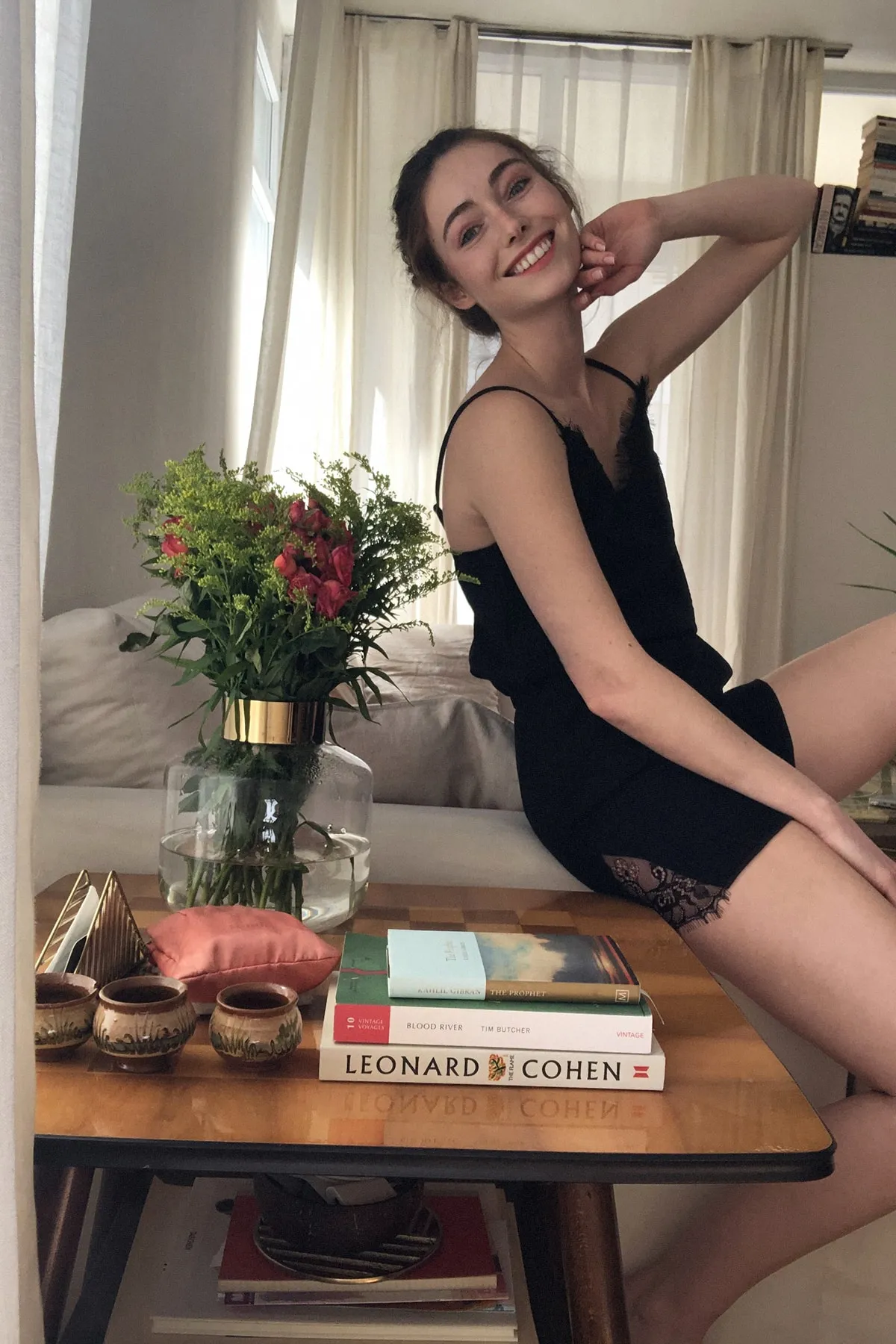 Trendyol Collection  Schwarzes Pyjama-Set aus Viskosegewebe mit gerüschten Seilträgern THMSS20PT0290