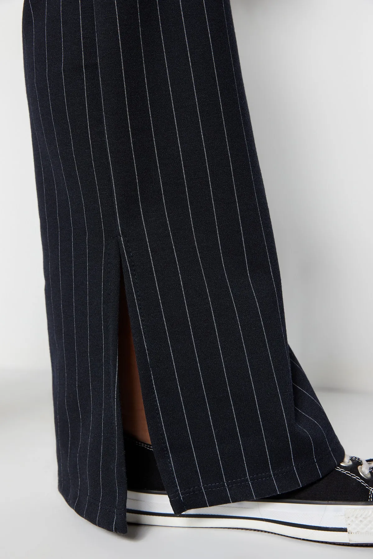 Trendyol Curve  Marineblaue, seitlich geschlitzte spanische Bein-Strick-Leggings-Hose TBSSS23AR00036