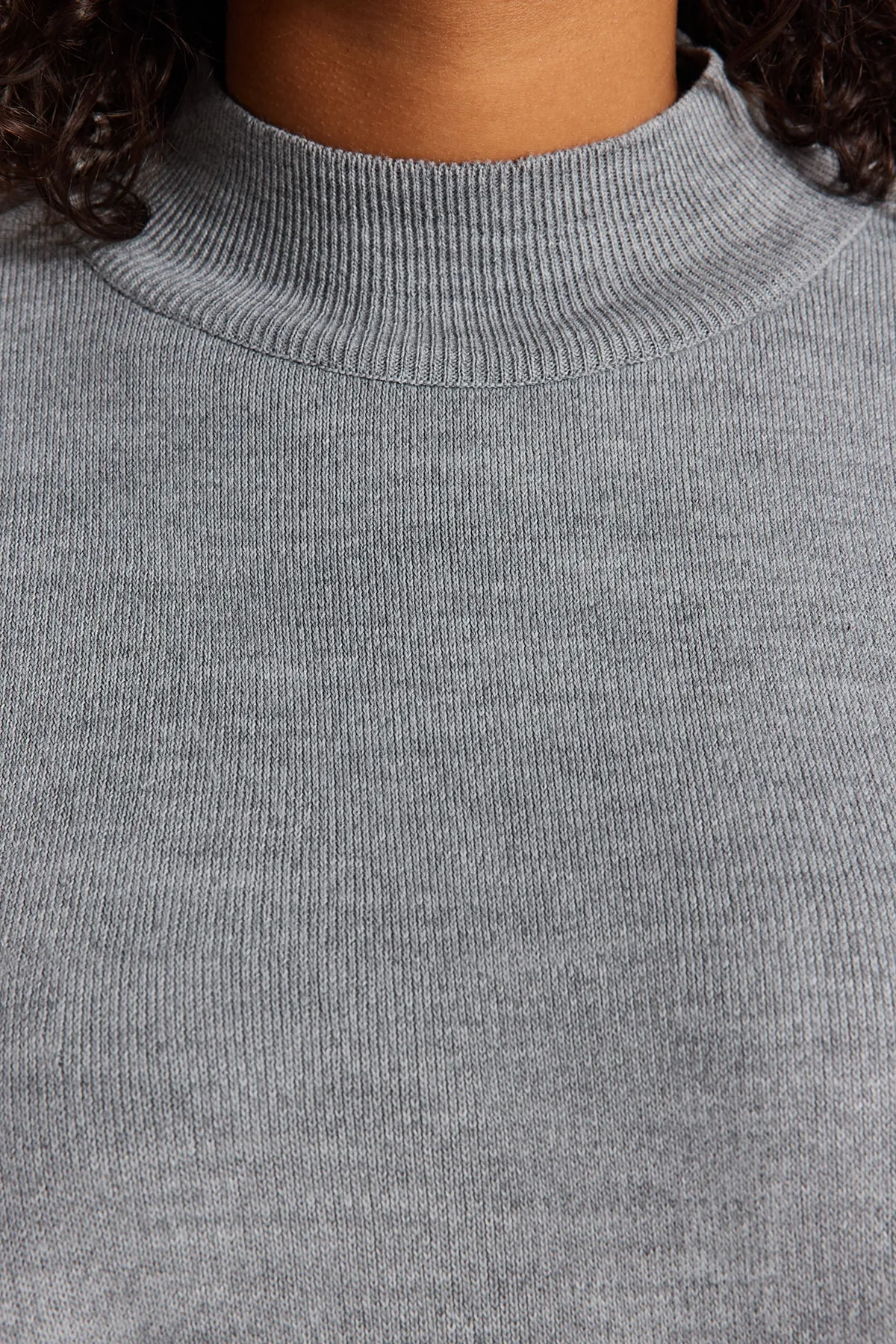 Trendyol Curve  Grau-melierter Strickpullover mit Schlitz und detailliertem Schnitt