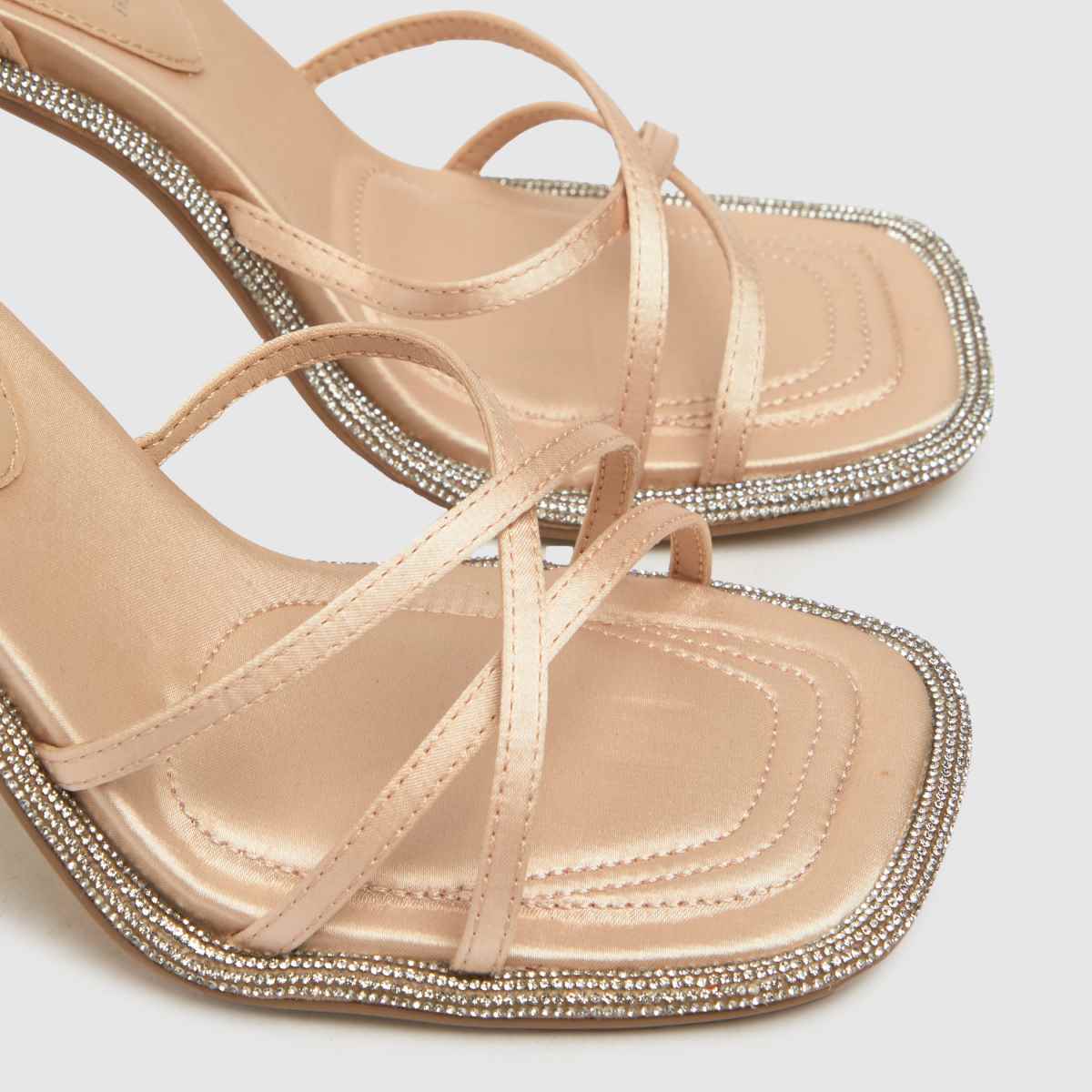 Schuh – Naturfärgade höga klackar med satinutsmyckning