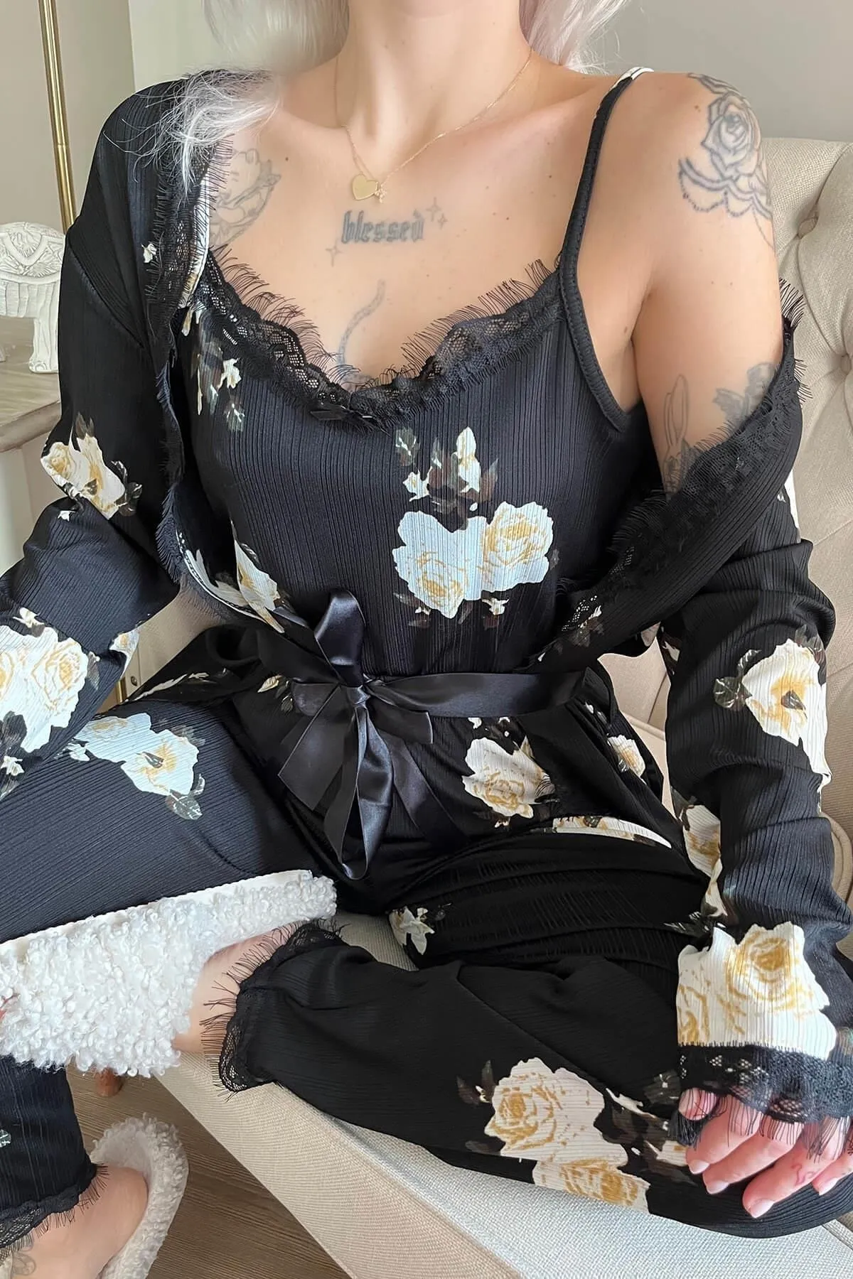 Pijamaevi  Pegasus-Pyjama-Set mit cremefarbenem, floral gemustertem Morgenmantel