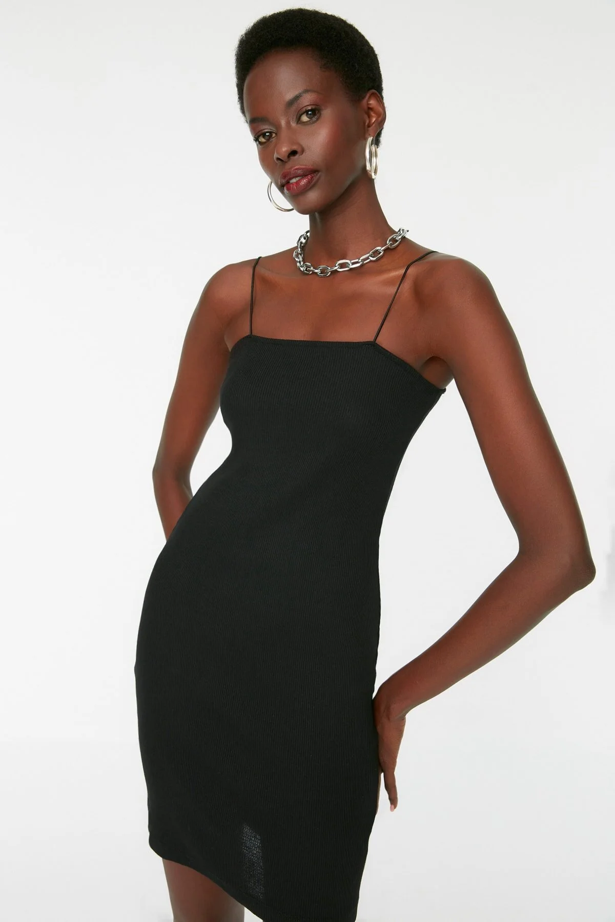 Trendyol Collection  Schwarzes, figurbetontes Mini-Bleistiftkleid aus Stretch-Strick mit quadratischem Ausschnitt und Spaghettiträgern TWOSS21EL2327