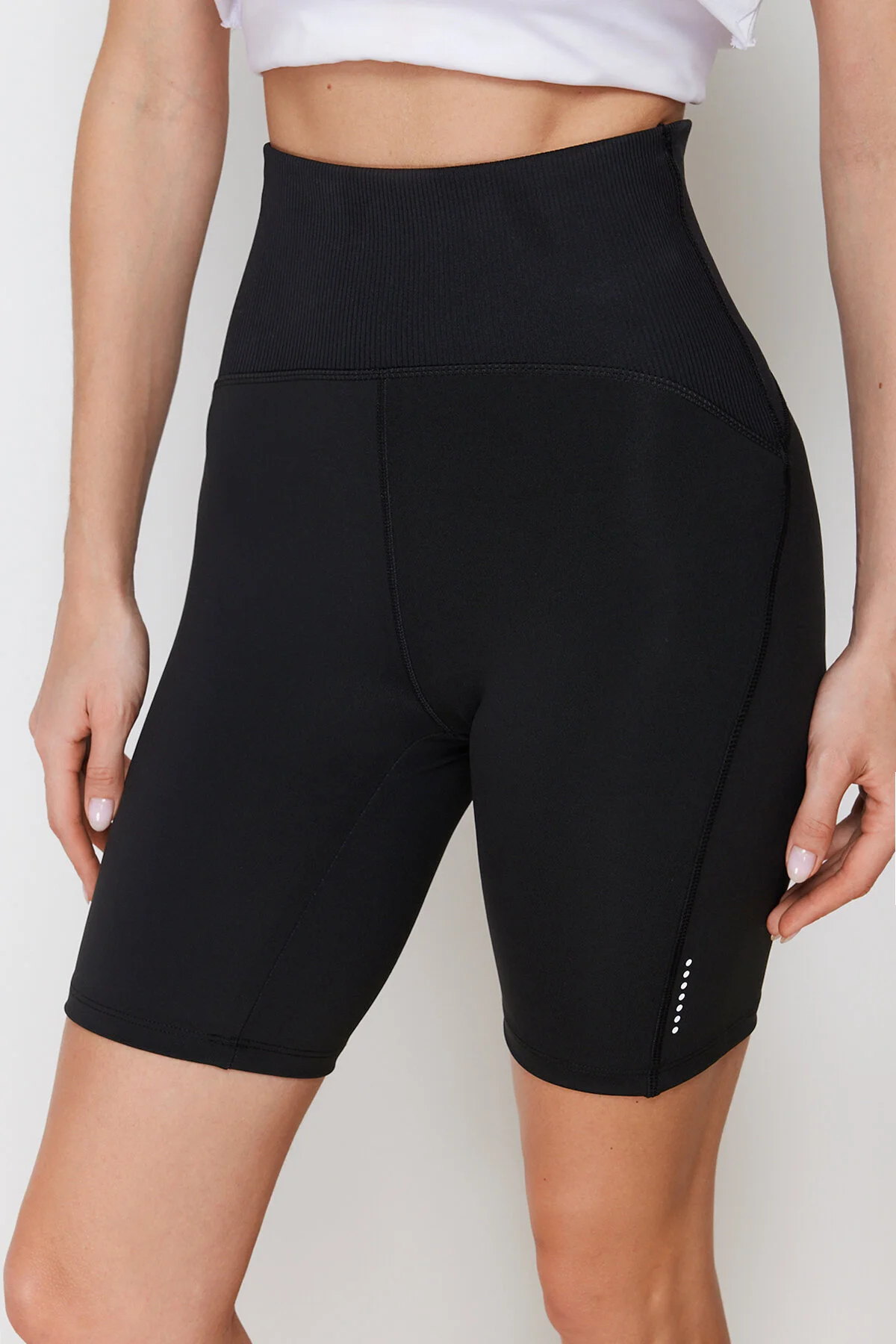 Trendyol Collection  Schwarze matte Recovery-Stoff Reflektor gedruckt gestrickte Sport Biker/Radfahrer/kurze Leggings THMSS24TY00006