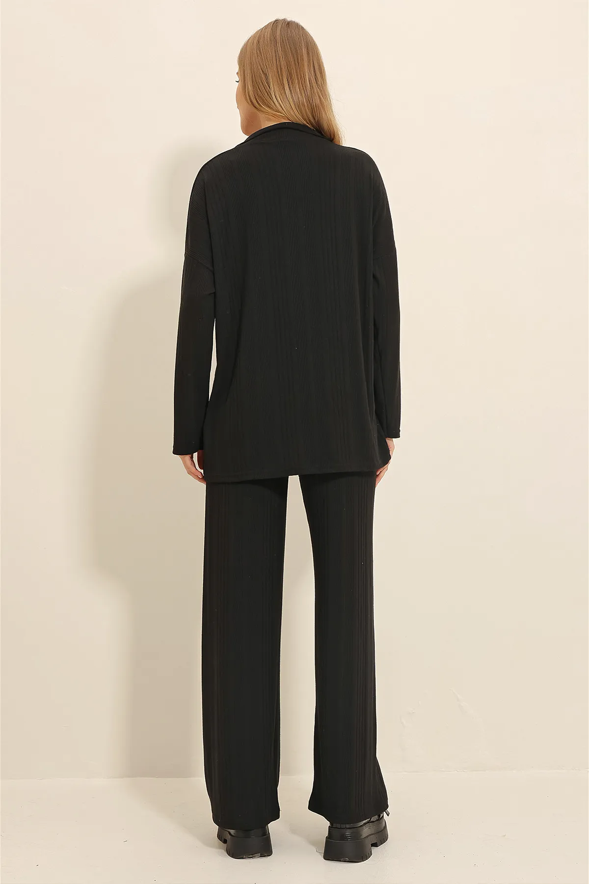 Trend Alaçatı Stili  Schwarzer Damen-Strickjacken-Cardigan mit Knopfleiste vorne und Palazzo-Hose, Doppelanzug ALC-X11323