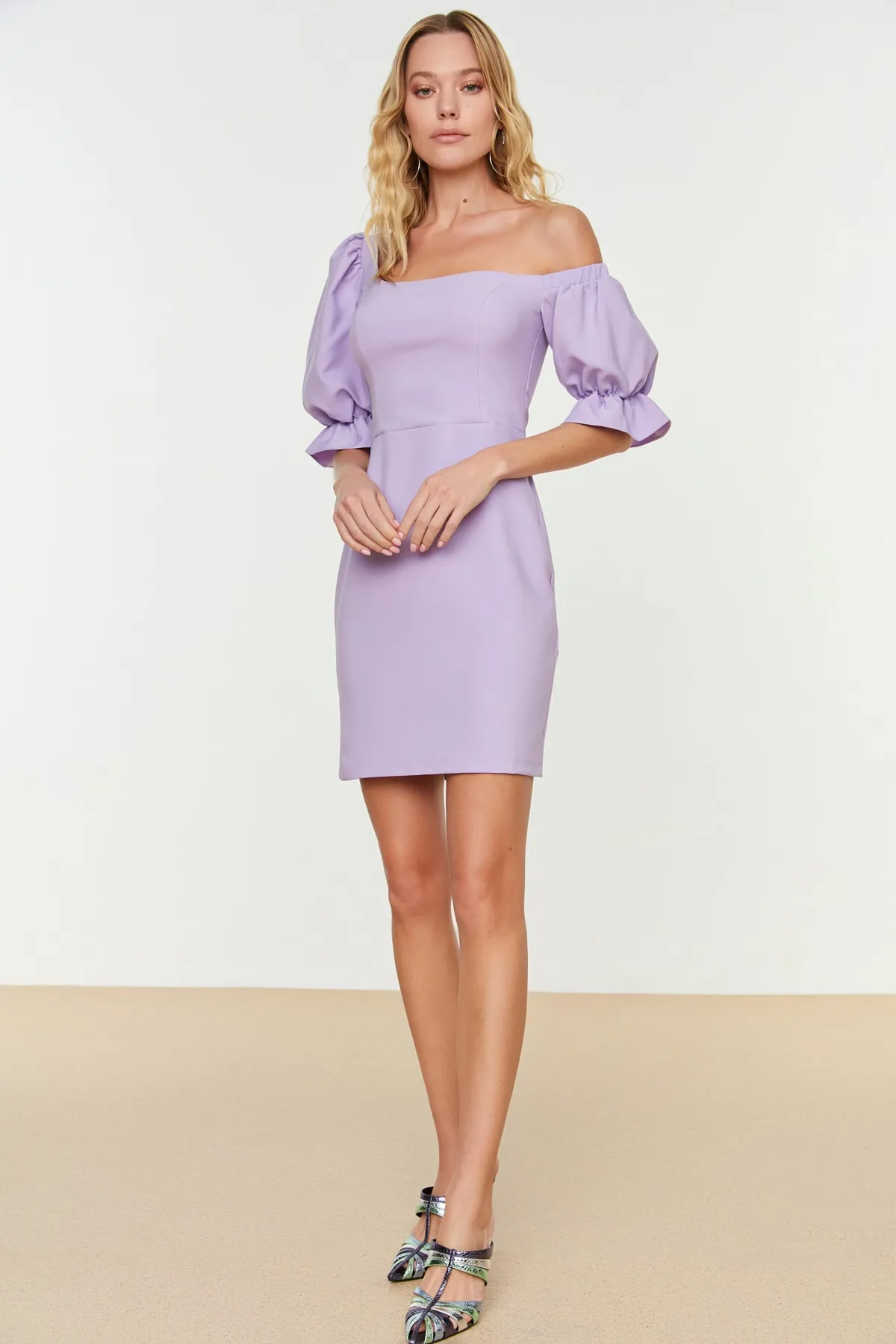 Trendyol Collection  Fliederfarbenes, figurbetontes, gefüttertes, elegantes Abendkleid aus Popeline TPRSS21EL2105