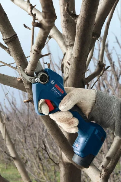 Bosch Blue 06008D8100 GGP 12V-25 Akumulatorske škare za orezivanje, set od 2x 3,0 Ah i brzi punjač u kutiji