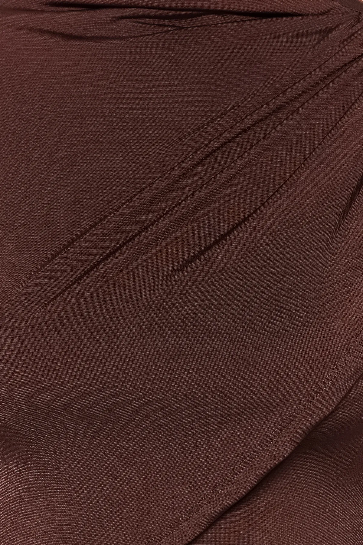 Trendyol Collection  Dunkelbraune drapierte Crop-Bluse mit hohem Kragen TWOAW24BZ00164
