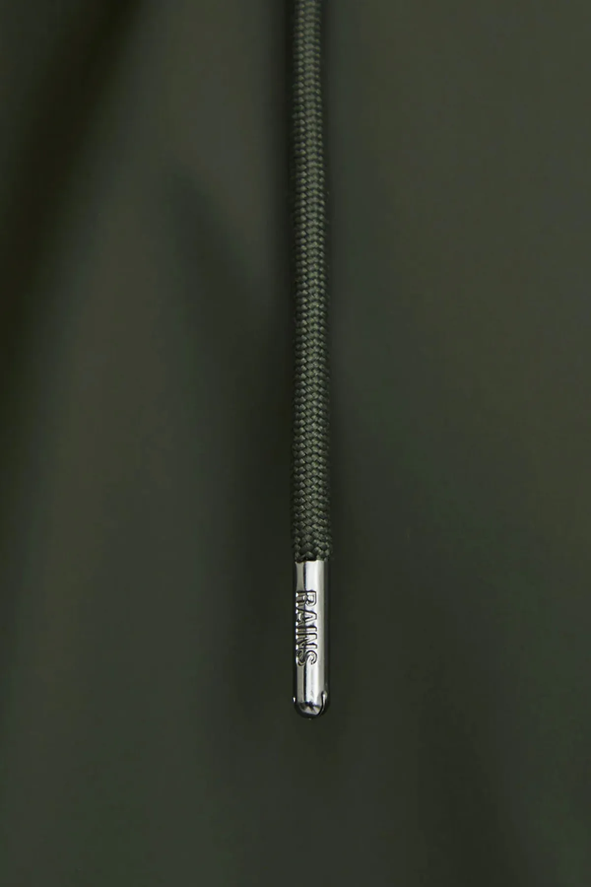 Rains  Die wasserdichte Jacke ist aus dem charakteristischen PU-Stoff von Rains geschnitten und verfügt über ultraschallverschweißte Nähte
