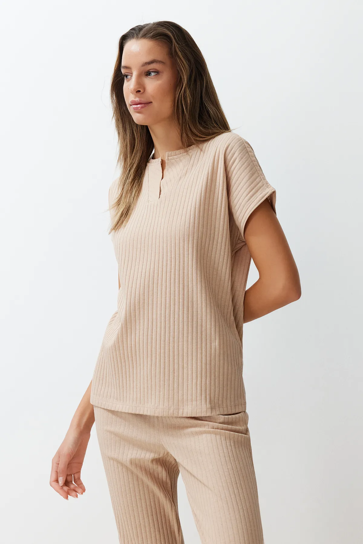 Trendyol Collection  Beige gestricktes Pyjama-Set mit Kordelkragen und detailliertem Muster THMSS24PT00234