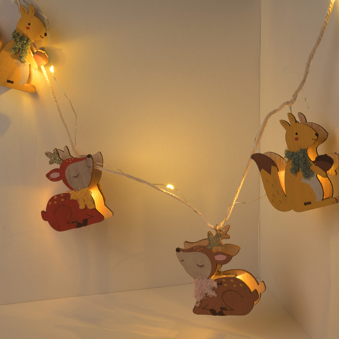 LED Lichterkette mit 8 Anhängern aus Holz