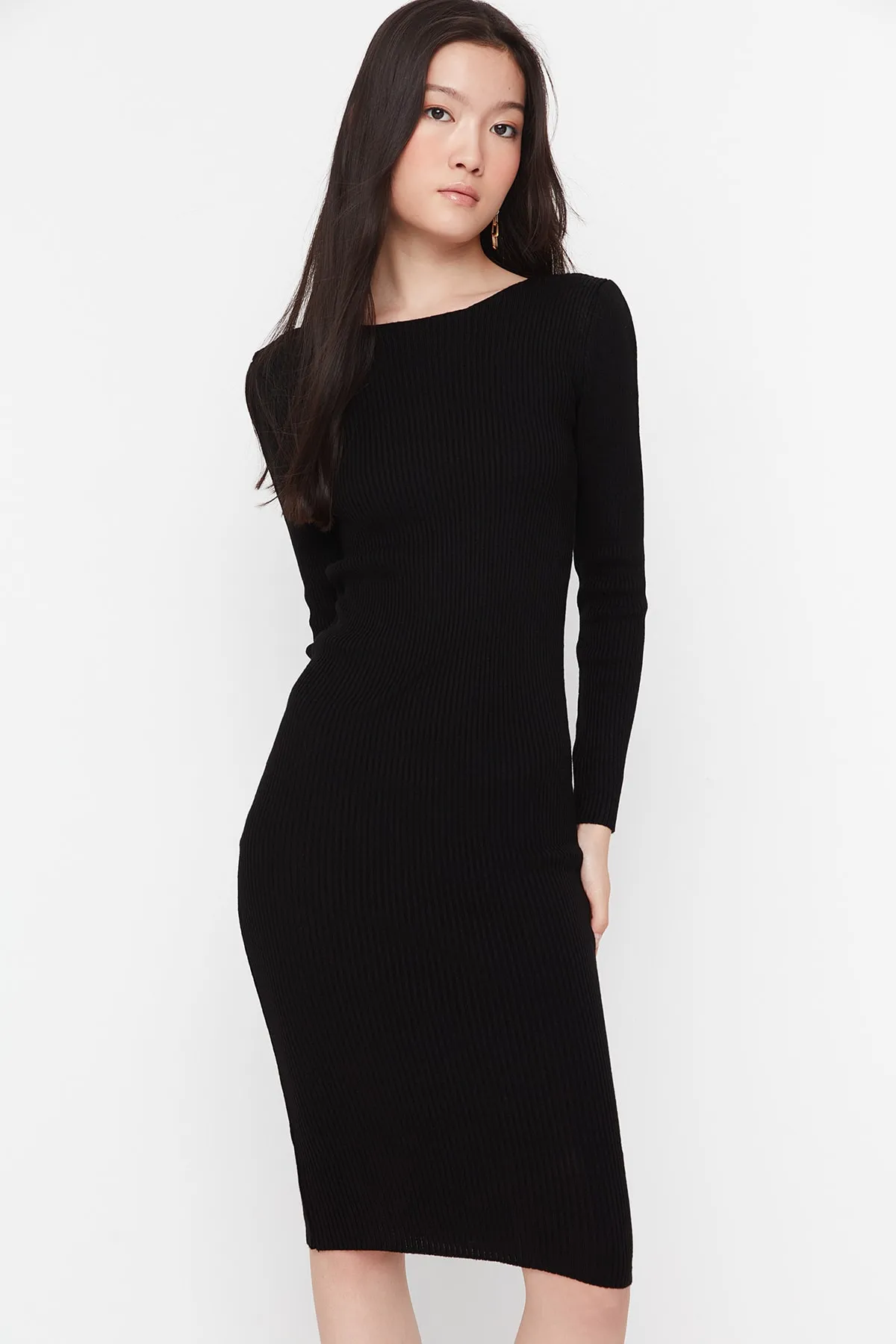 Trendyol Collection  Schwarzes, figurbetontes Midi-Strickkleid mit Rückendetail TWOAW23EL00030