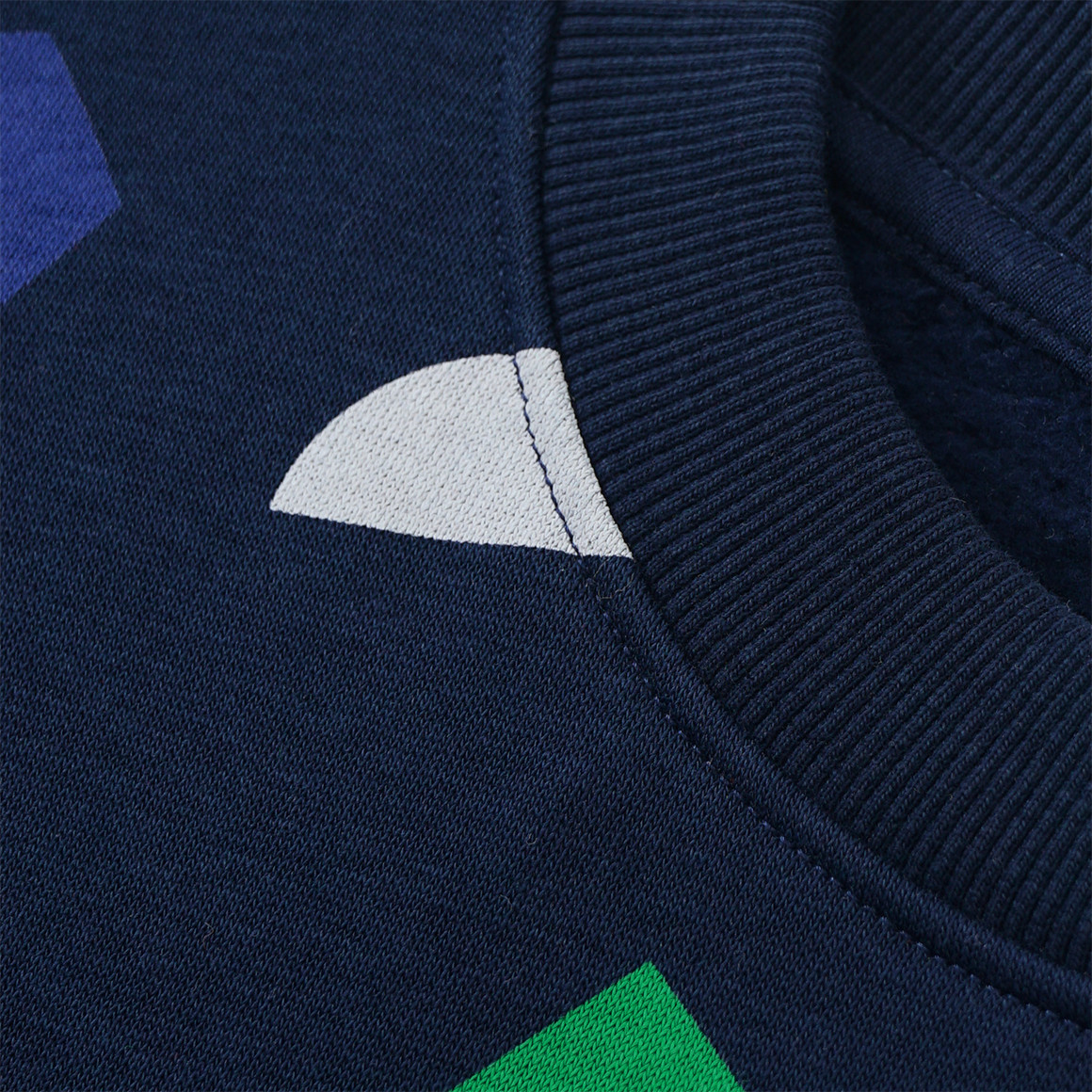 Jungen Sweatshirt mit bunten Motiven