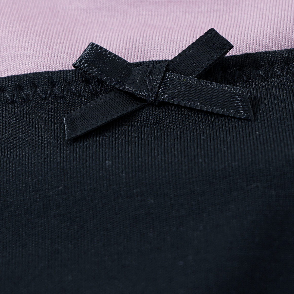 2 Damen Strings mit Spitzeneinsatz