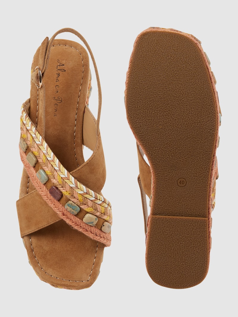 Wedges mit Ziersteinen in camel