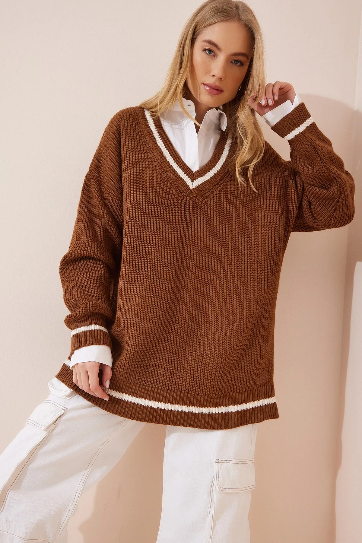 Happiness İstanbul  Damen Taba V-Ausschnitt Übergroßes langes Strick-Sweatshirt BP00140