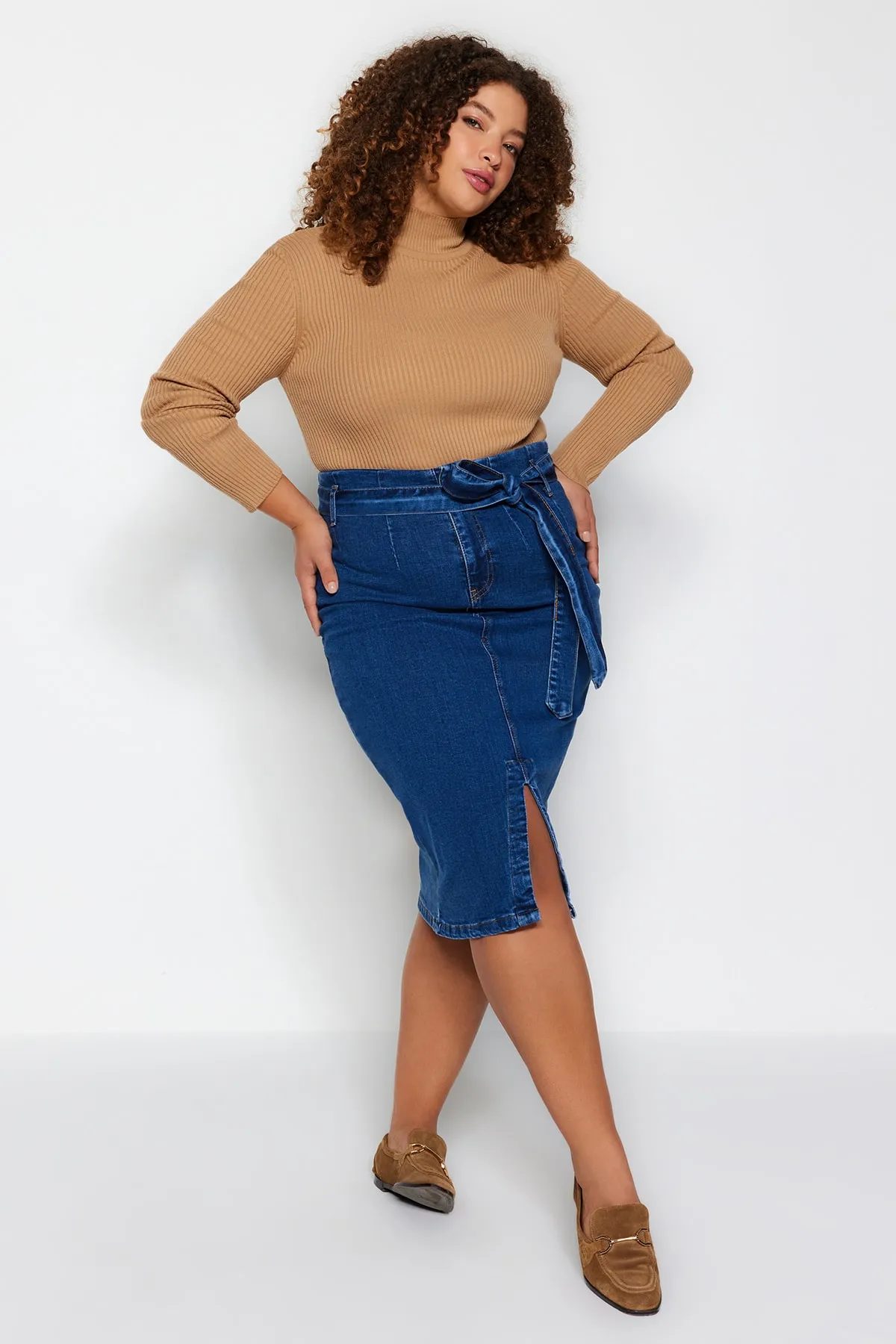 Trendyol Curve  Hellblauer, geschlitzter Jeansrock mit hohem Bund und Gürtel TBSSS23AZ00017