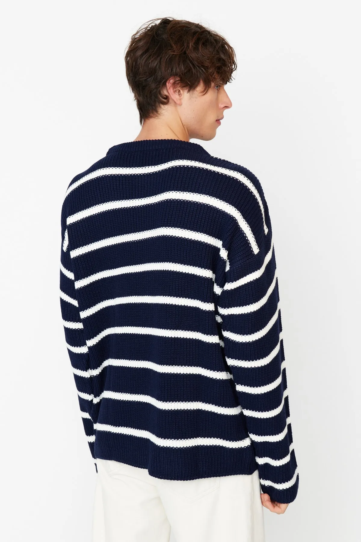 Trendyol Collection  Marineblauer Unisex-Strickpullover in Oversize-Passform, weiter Passform, Rundhalsausschnitt, TMNAW23KZ00285