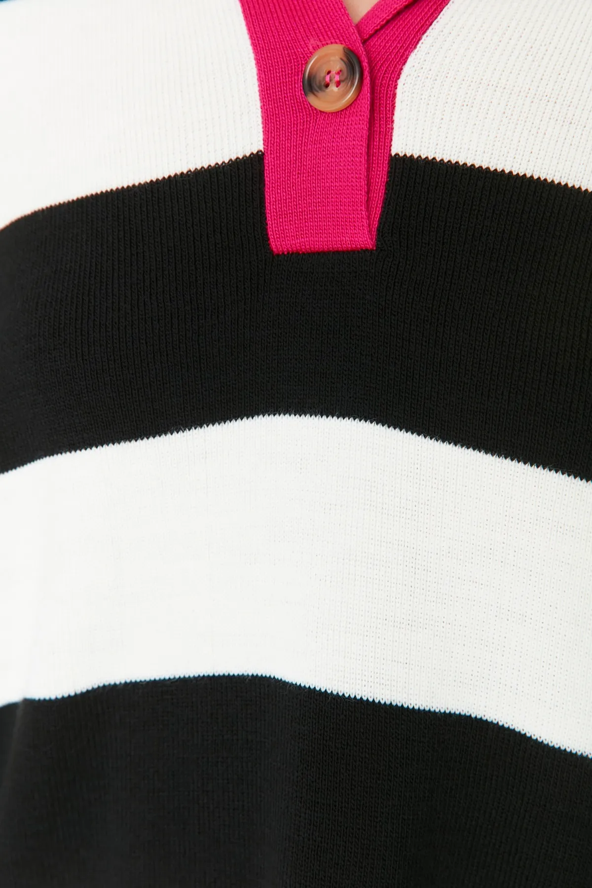 Trendyol Modest  Schwarz gestreifter Strickpullover mit Rollkragen TCTAW23KZ00039