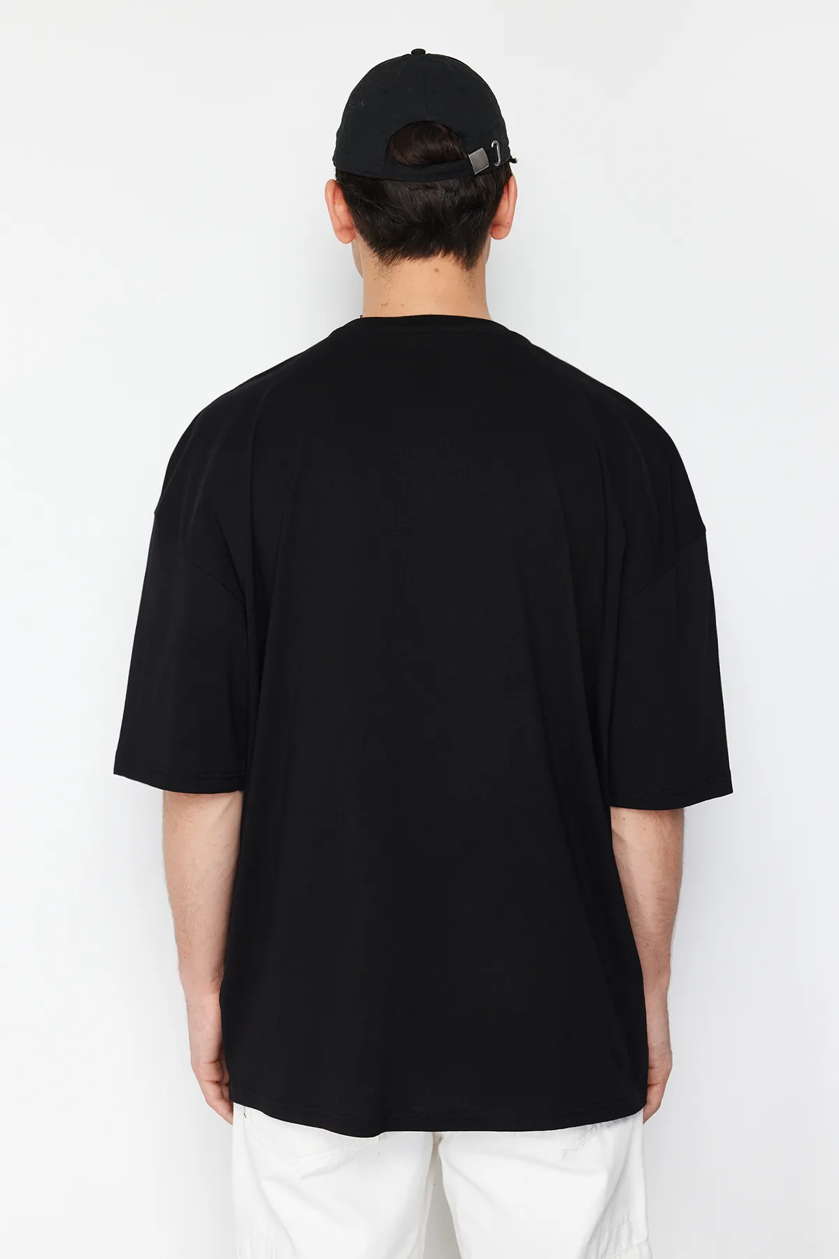 Trendyol Collection  Schwarzes, übergroßes/weit geschnittenes, kurzärmliges, landschaftlich besticktes T-Shirt aus 100 % Baumwolle TMNSS23TS00243