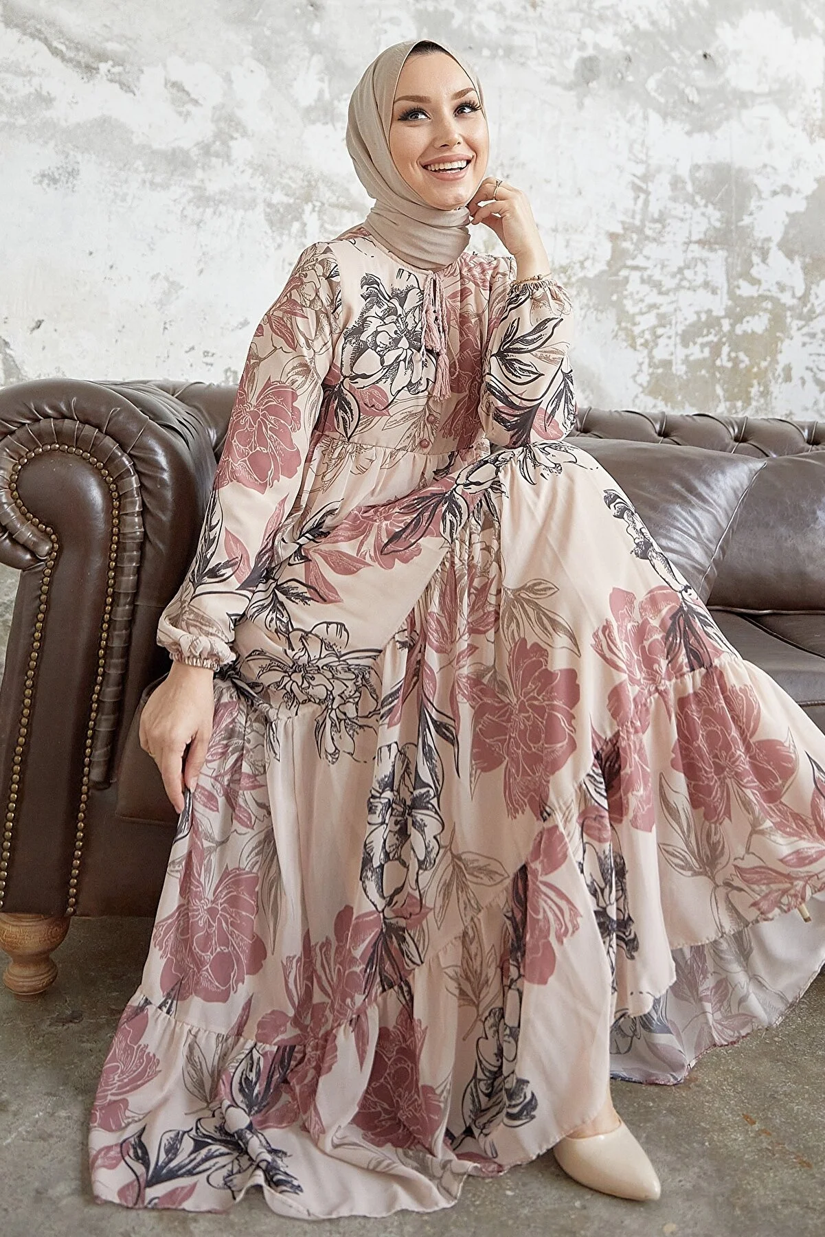 InStyle  Jalya Hijab-Kleid aus Chiffon mit geknöpftem String und Kragen – Puder