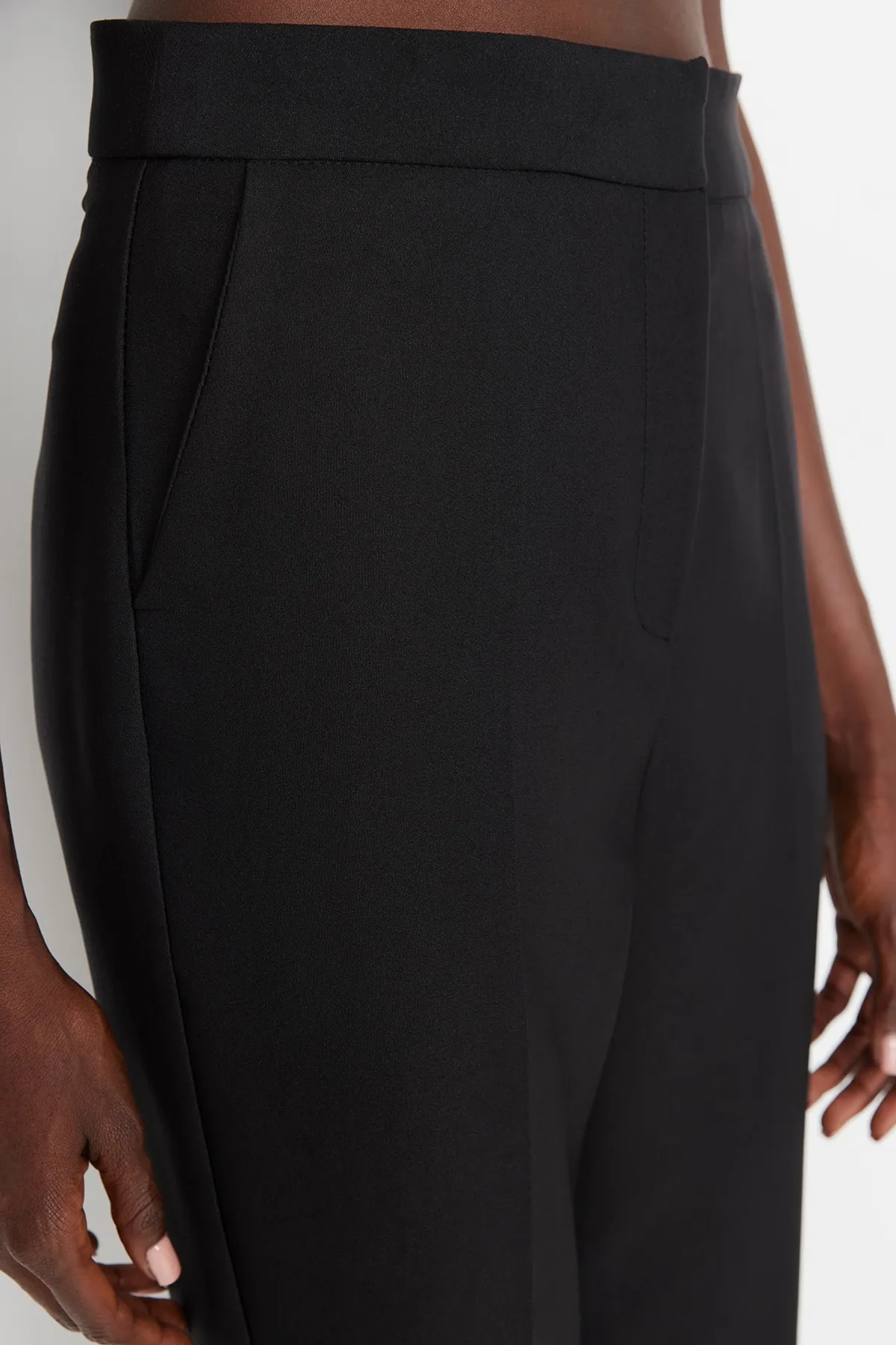 Trendyol Collection  Schwarze gewebte Hose mit schmalem Bein TPRAW23PL00000