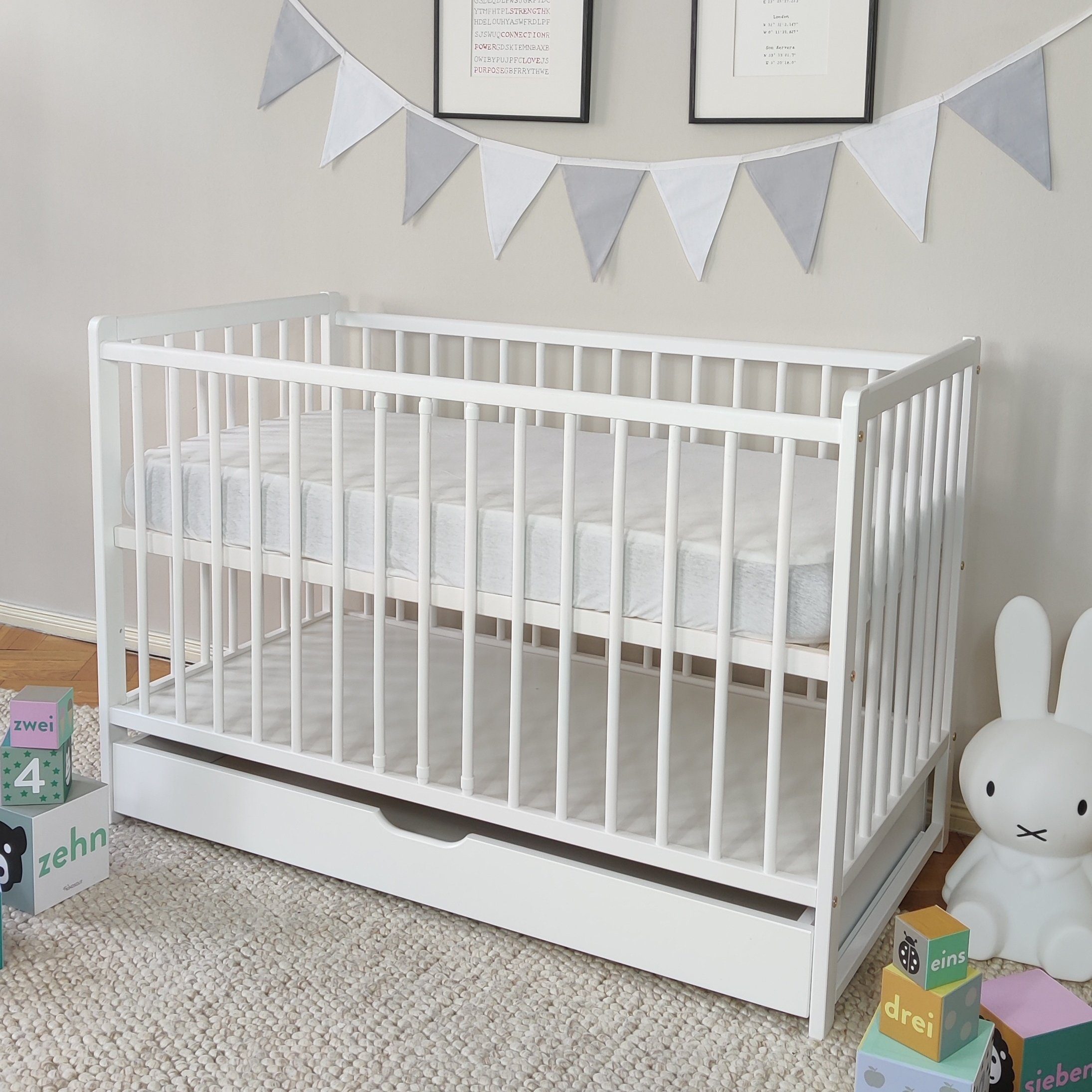 Kids Collective Babybett Gitterbett mit Schublade Kinderbett 60x120 höhenverstellbar, aus hochwertigem Kiefernholz, Bettkasten, optional mit Matratze