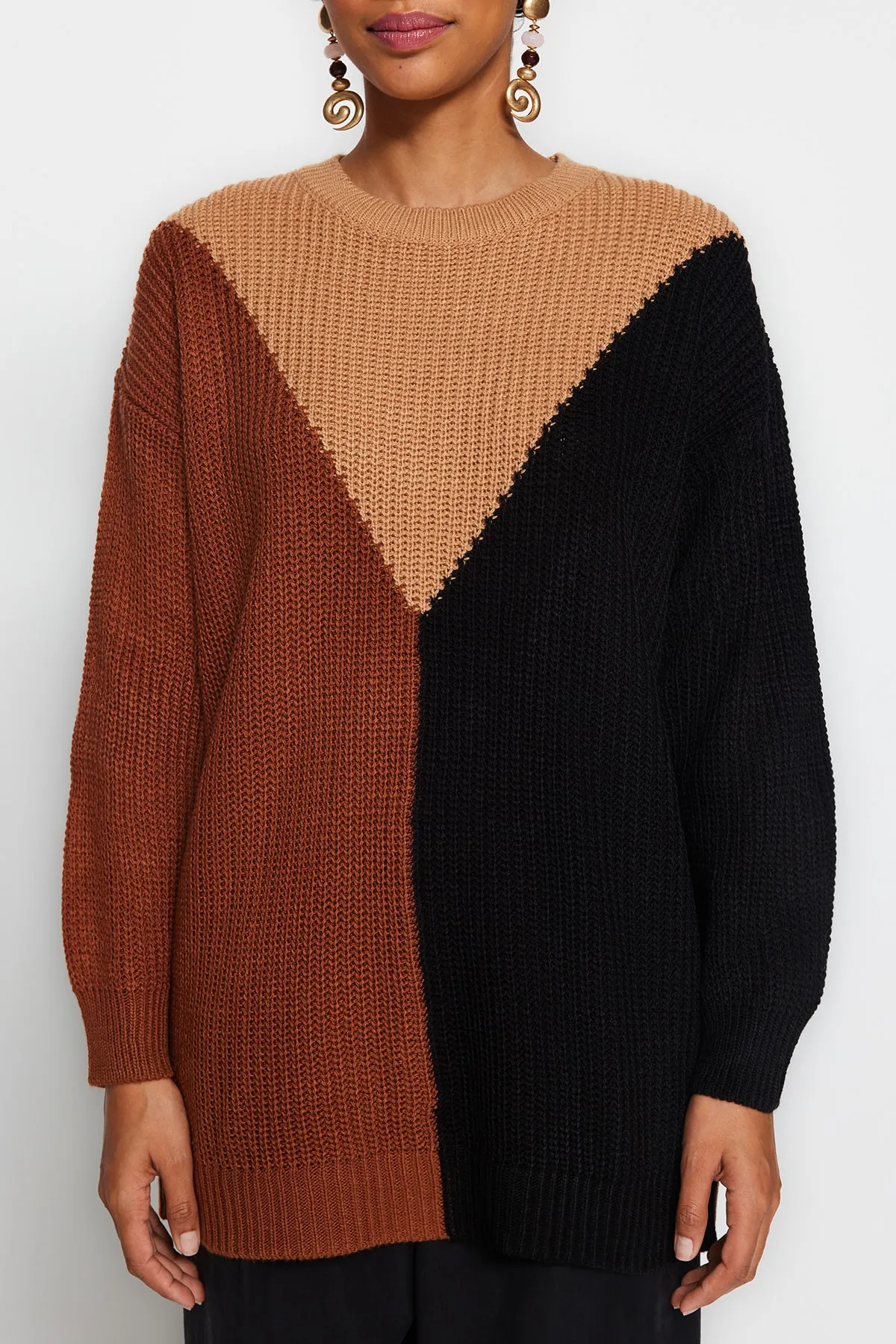 Trendyol Modest  Schwarzer Farbblock-Strickpullover von Selanik TCTAW24AK00153