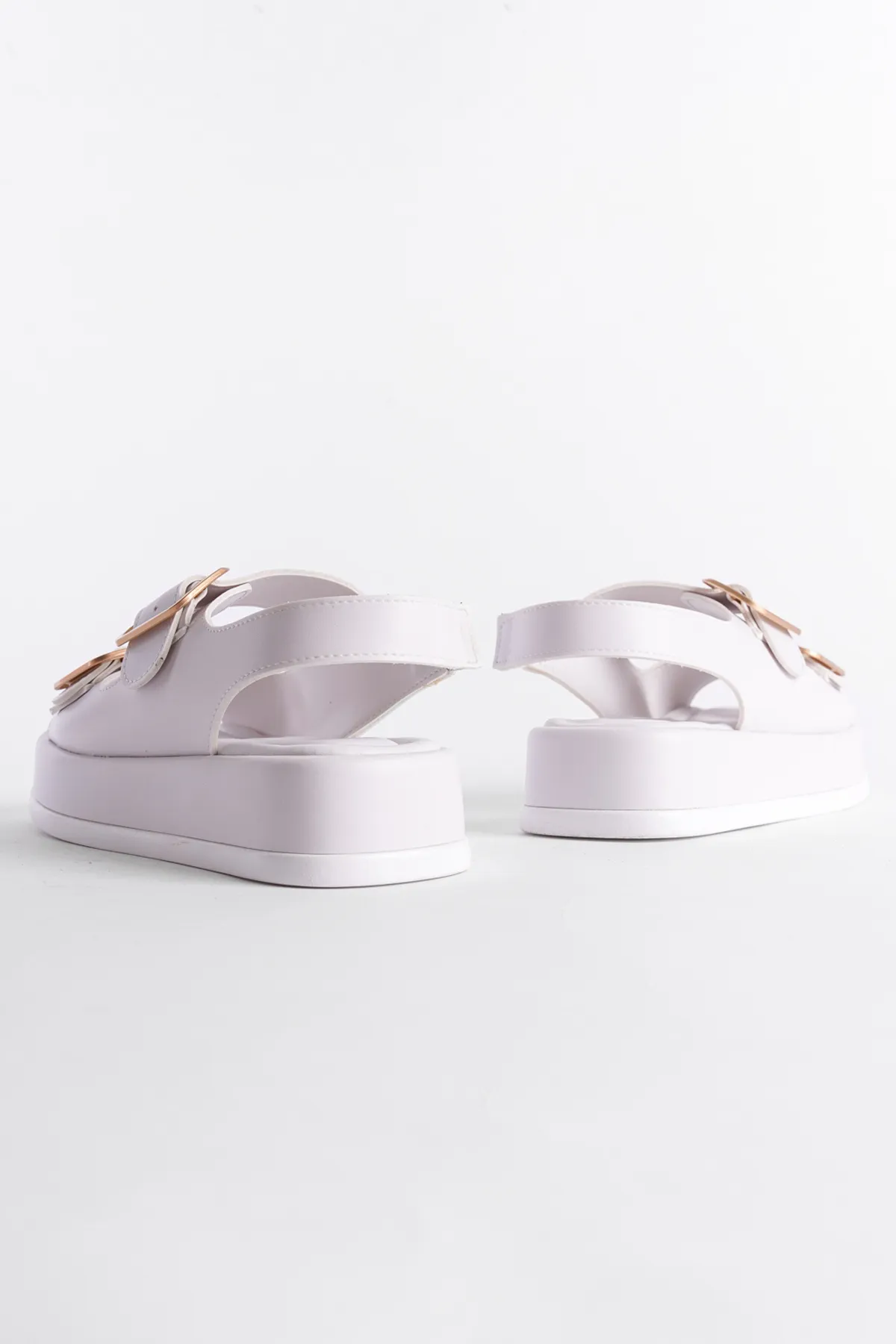 Capone Outfitters  Damensandalen mit Keilabsatz und doppelter Riemenschnalle