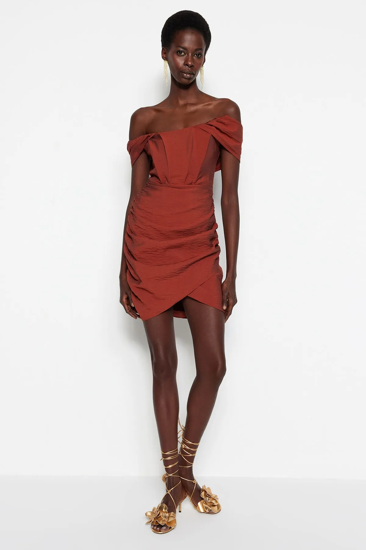 Trendyol Collection  Hellbraunes, figurbetontes, gefüttertes Popeline-Abendkleid TPRSS22EL2025