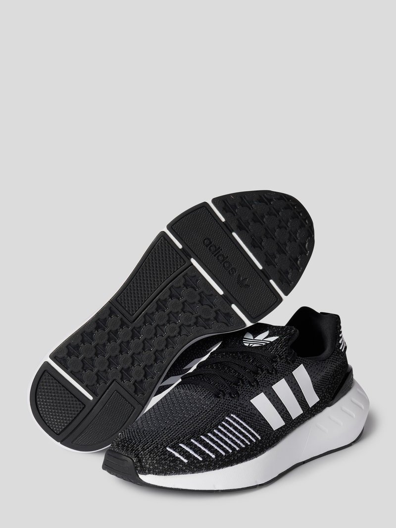 Sneaker mit Logo-Streifen in schwarz