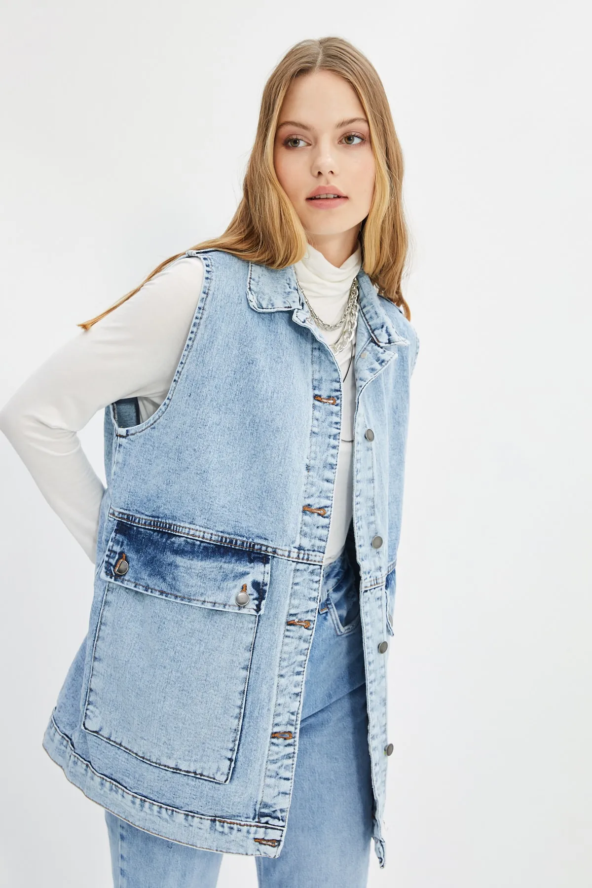 Trendyol Collection  Indigofarbene Jeansweste mit Hemdkragen und Taschendetails aus 100 % Baumwolle TCTAW22CK0006