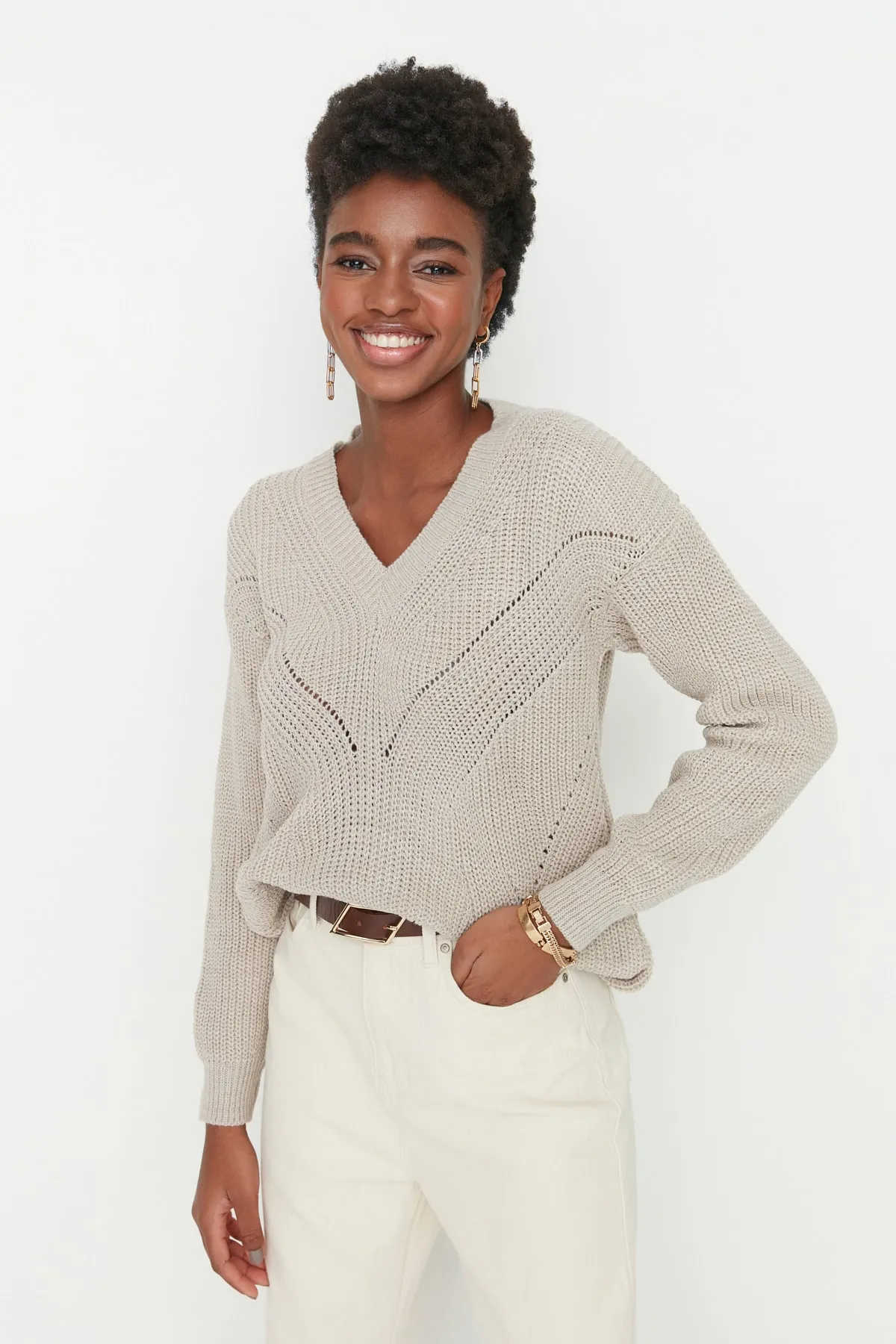 Trendyol Collection  Beigefarbener Strickpullover mit V-Ausschnitt und Lochmuster TWOAW21KZ0690