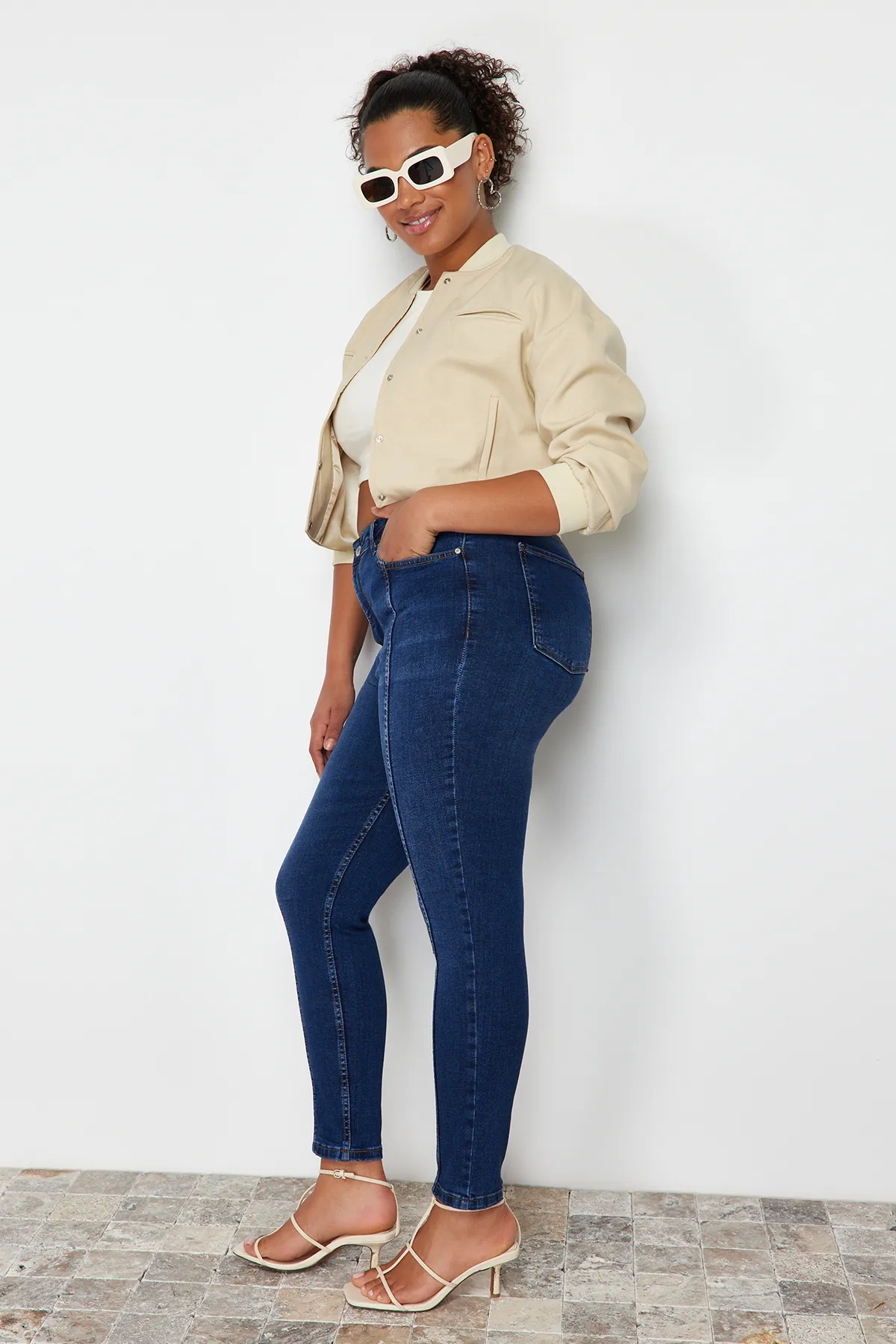 Trendyol Curve  Dunkelblaue, dehnbare Skinny-Jeans mit Nähten und detaillierten Details TBBSS24CJ00022