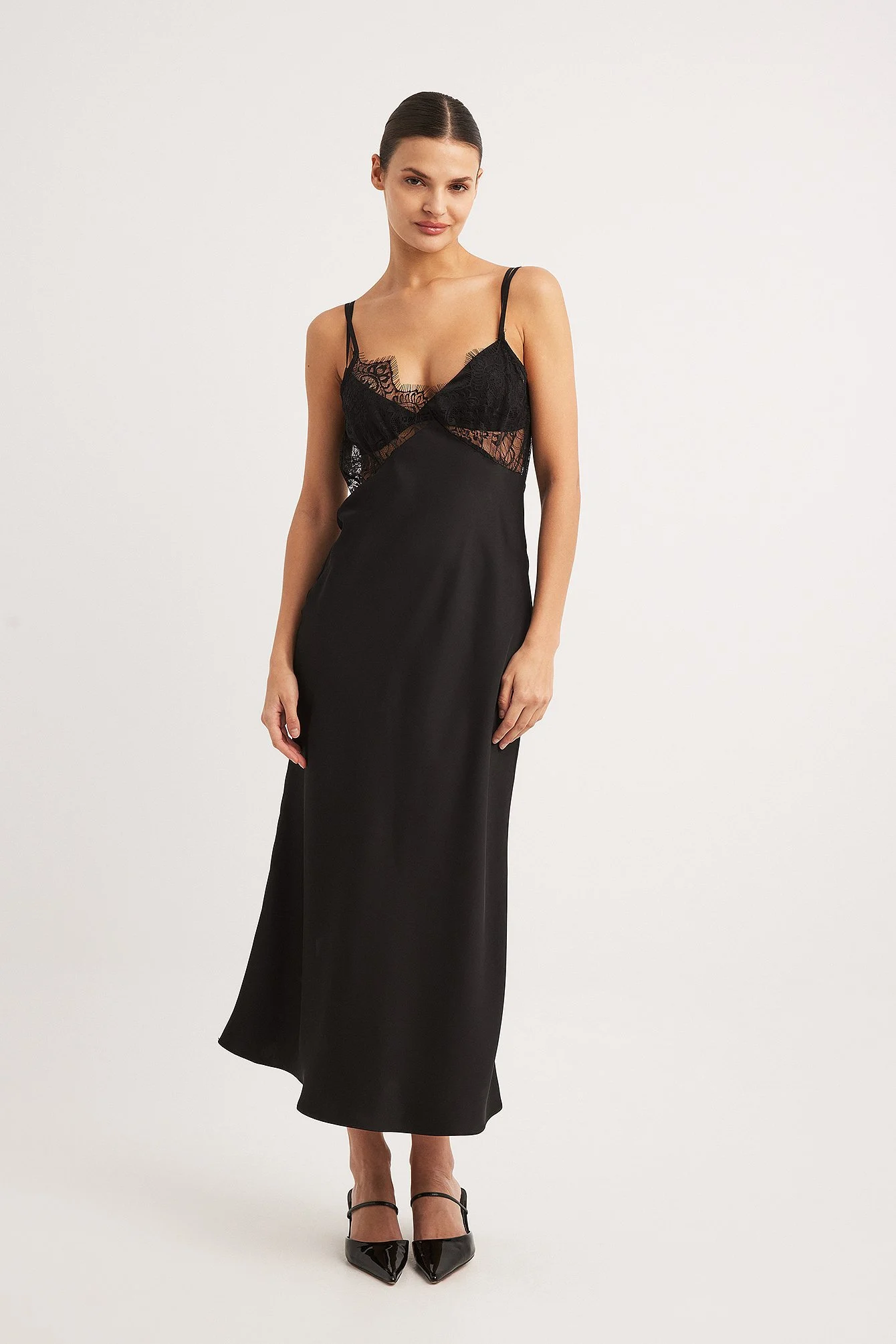 Midikleid aus Satin mit Spitzeneinsatz