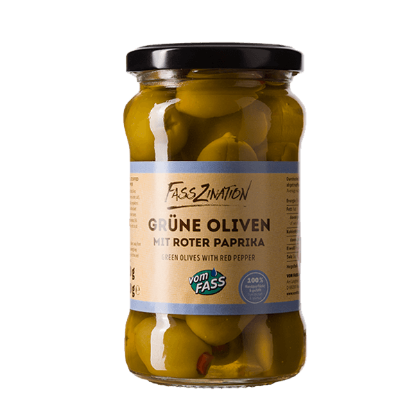 Grüne Oliven mit roter Paprika