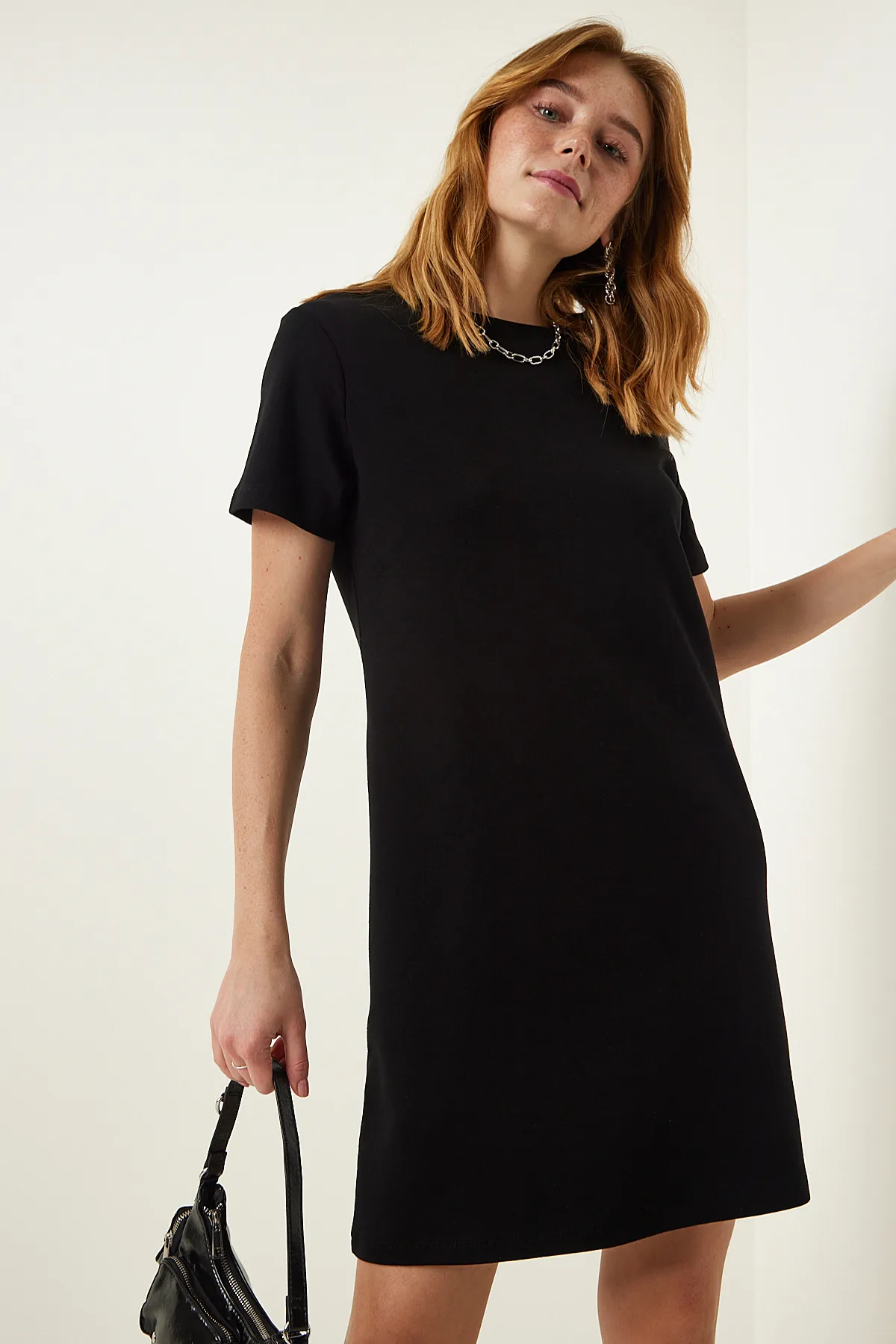 Happiness İstanbul  Schwarzes Damenkleid mit Rundhalsausschnitt und lässiger gekämmter Baumwolle OW00026