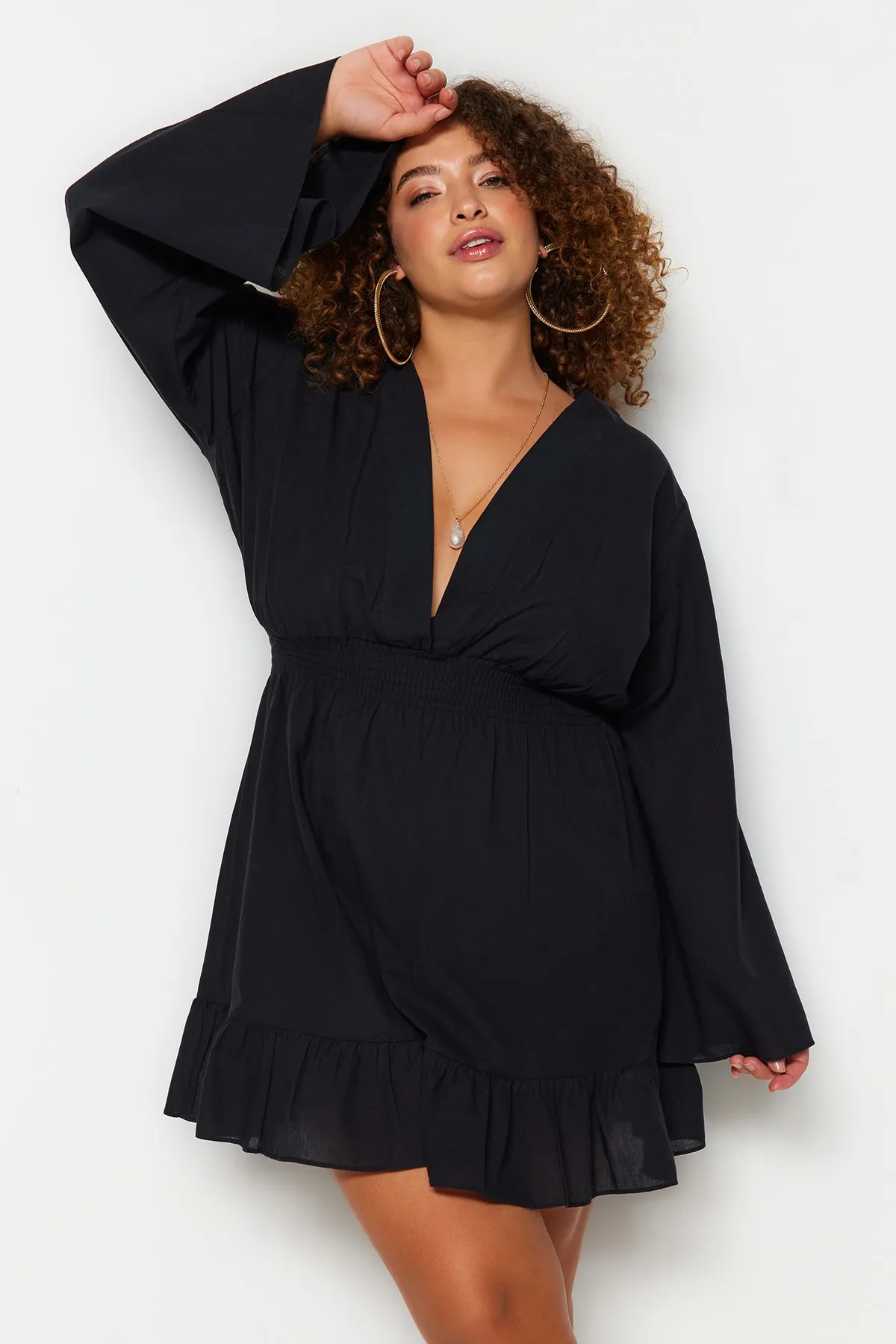 Trendyol Curve  Schwarzes zweireihiges Strandkleid mit gewebtem Kragen TBBSS23AH00164