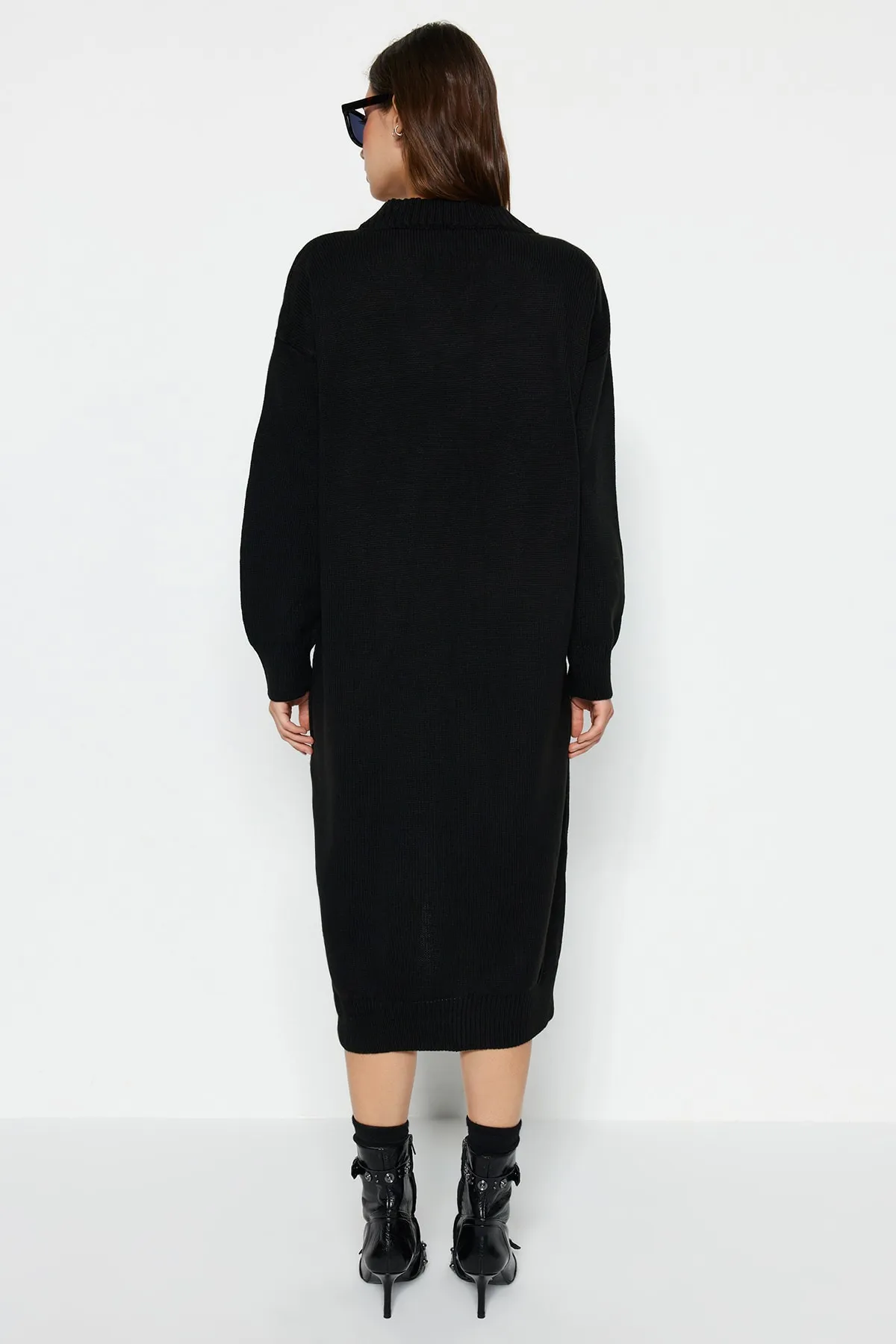 Trendyol Collection  Schwarzes Maxi-Strickkleid mit V-Ausschnitt TWOAW23EL00642