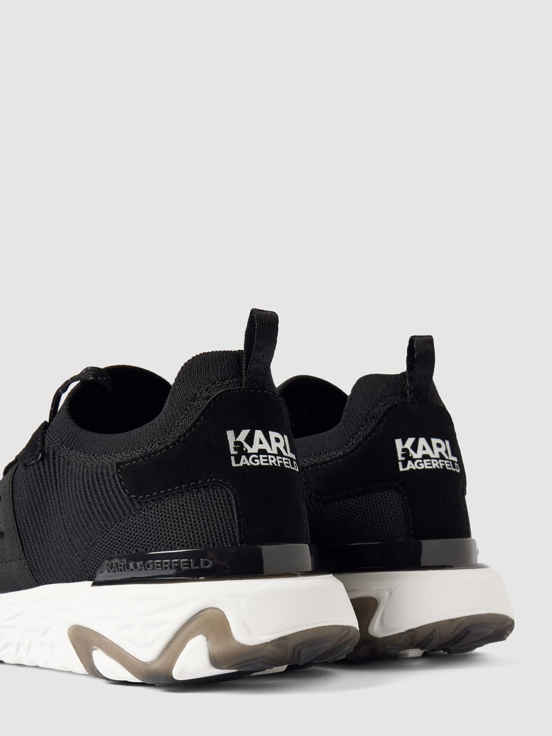 Sneaker mit Label-Detail in schwarz
