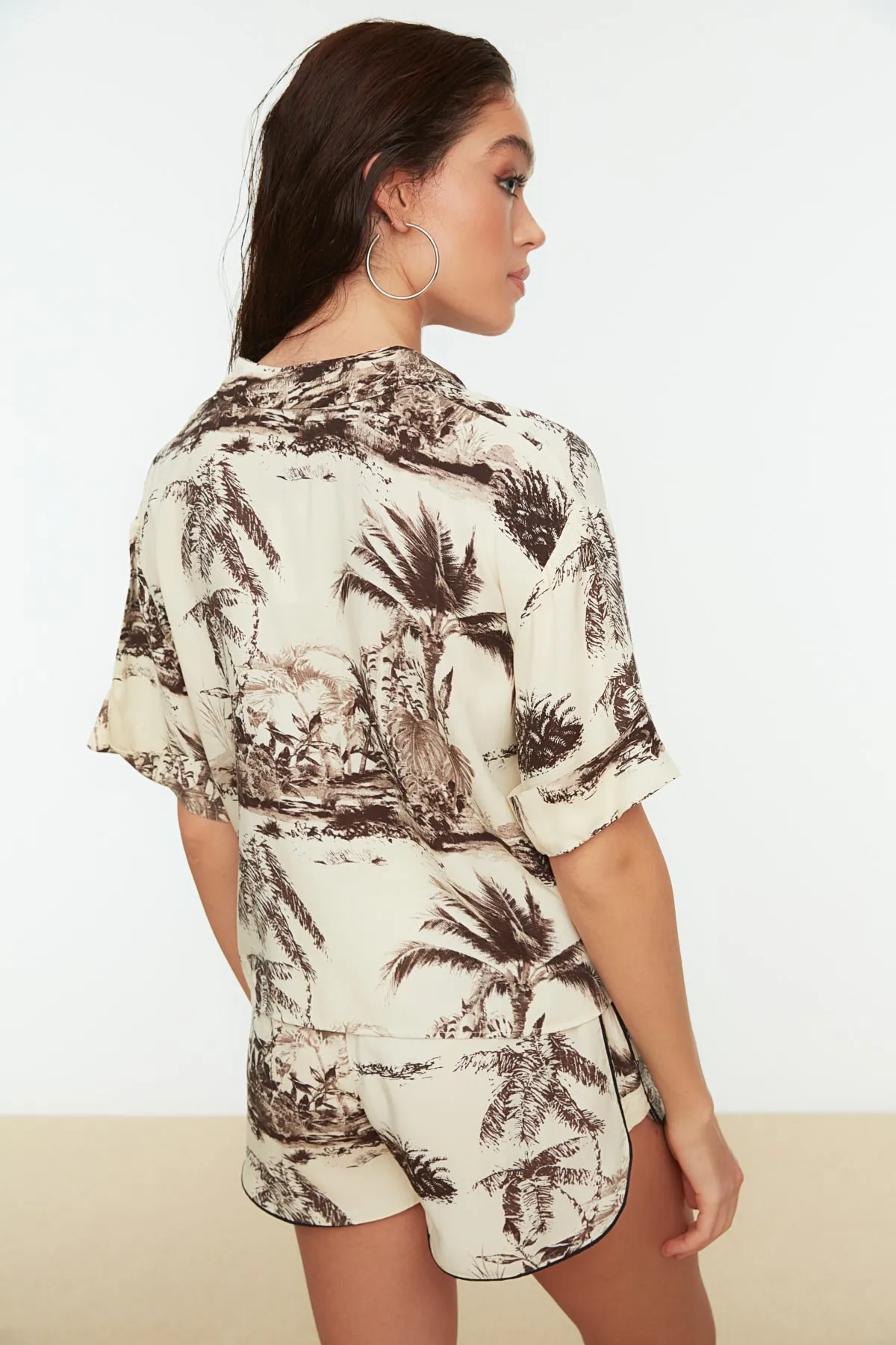 Trendyol Collection  Braut-Hemd-Shorts-Set mit tropischem Muster aus Webstoff TBESS21AU0078