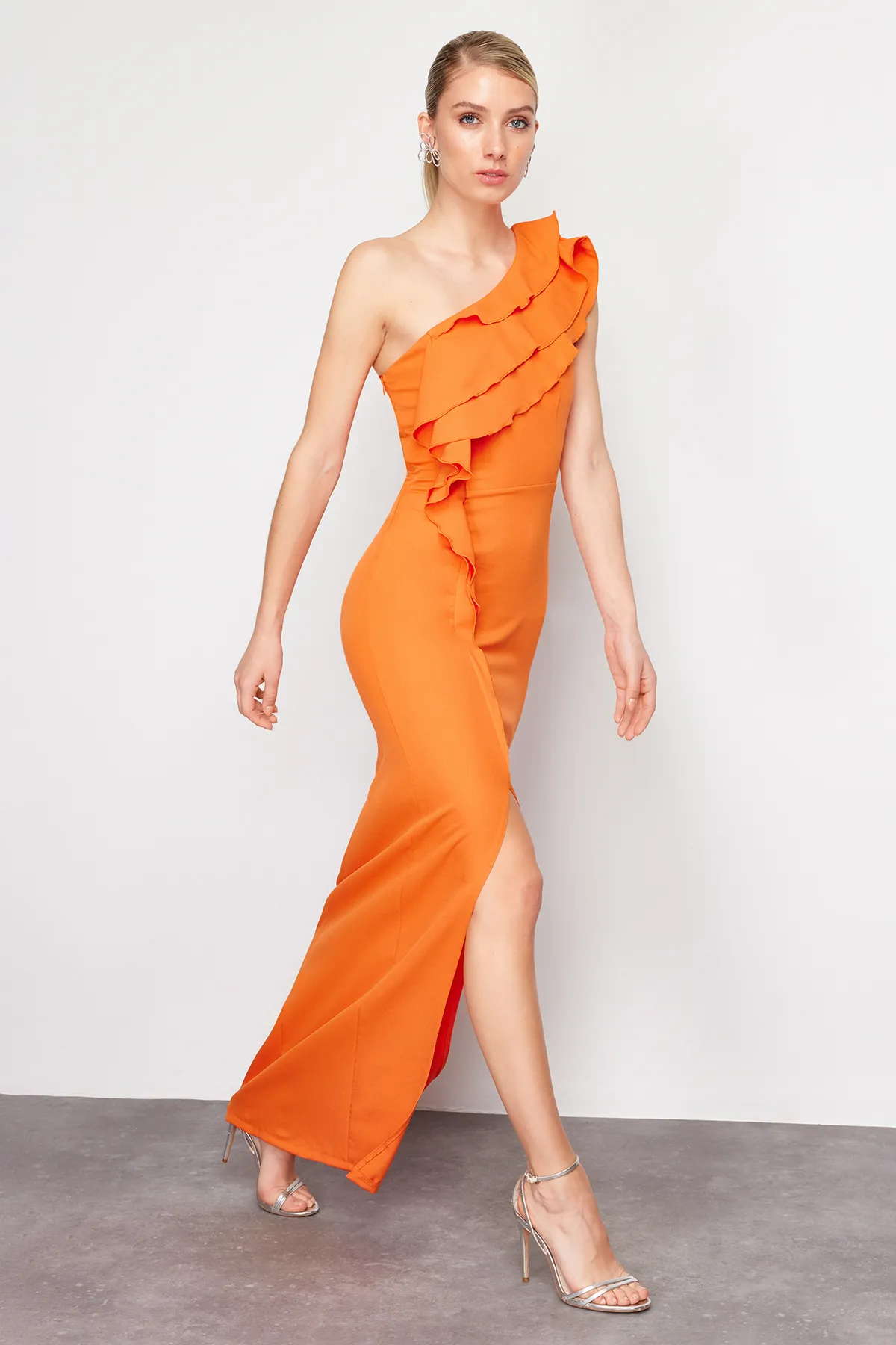 Trendyol Collection  Orangefarbenes, langes Abendkleid aus gewebtem Stoff mit Volants und einem Ärmel TPRSS24AE00130