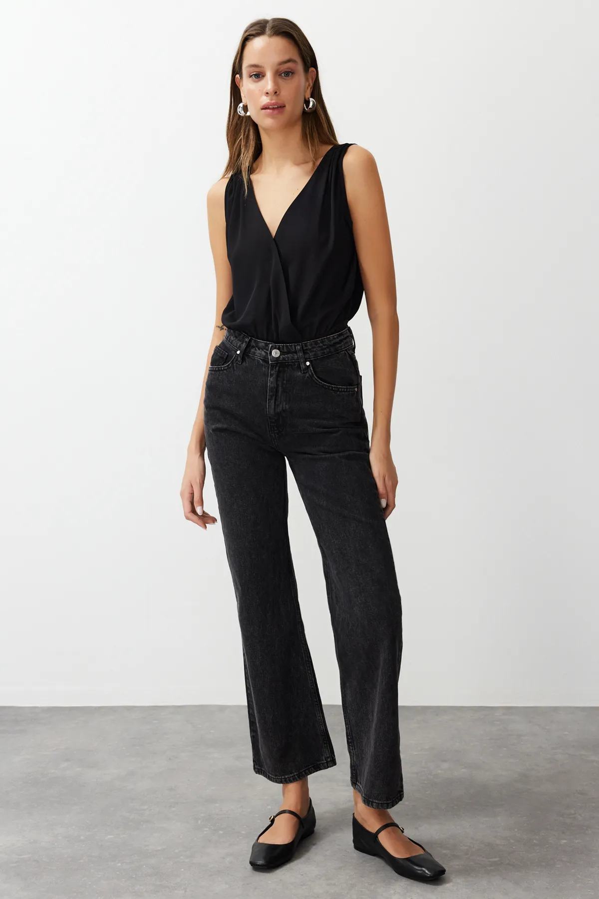 Trendyol Collection  Schwarze Jeans mit hoher Taille und weitem Bein TWOAW24JE00157